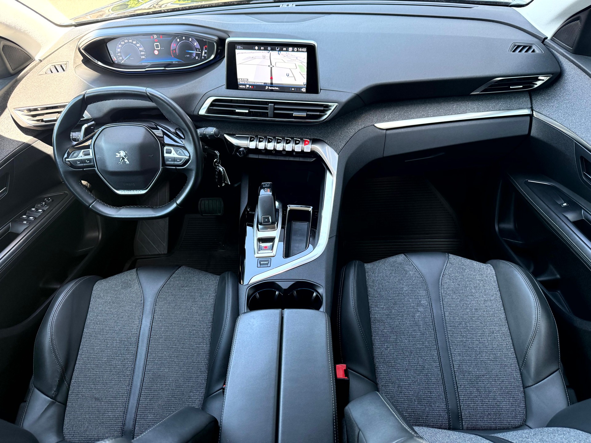 PEUGEOT 3008 1.2 PureTech Allure Noir Perla EAT8-image-12