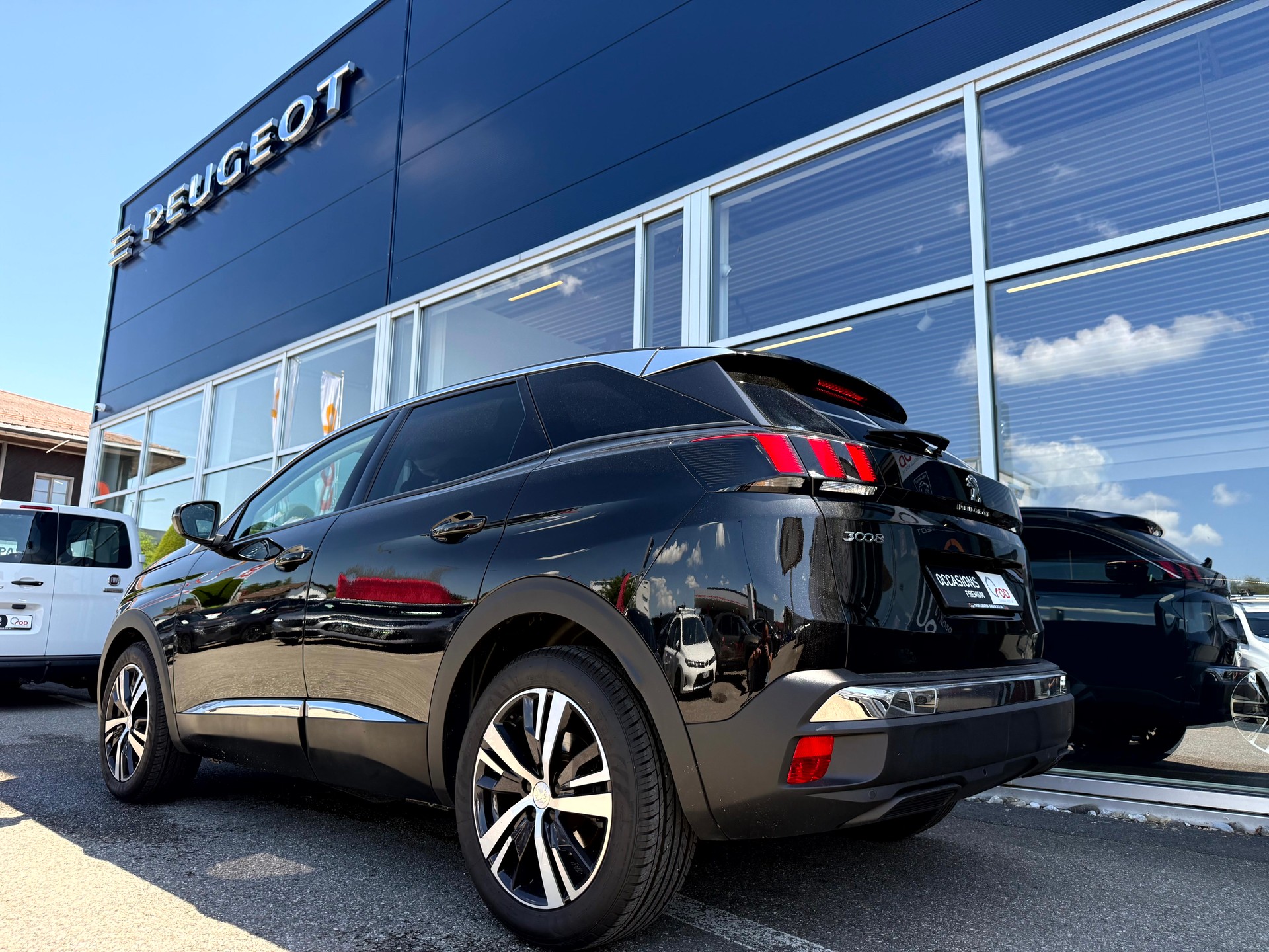 PEUGEOT 3008 1.2 PureTech Allure Noir Perla EAT8-image-7