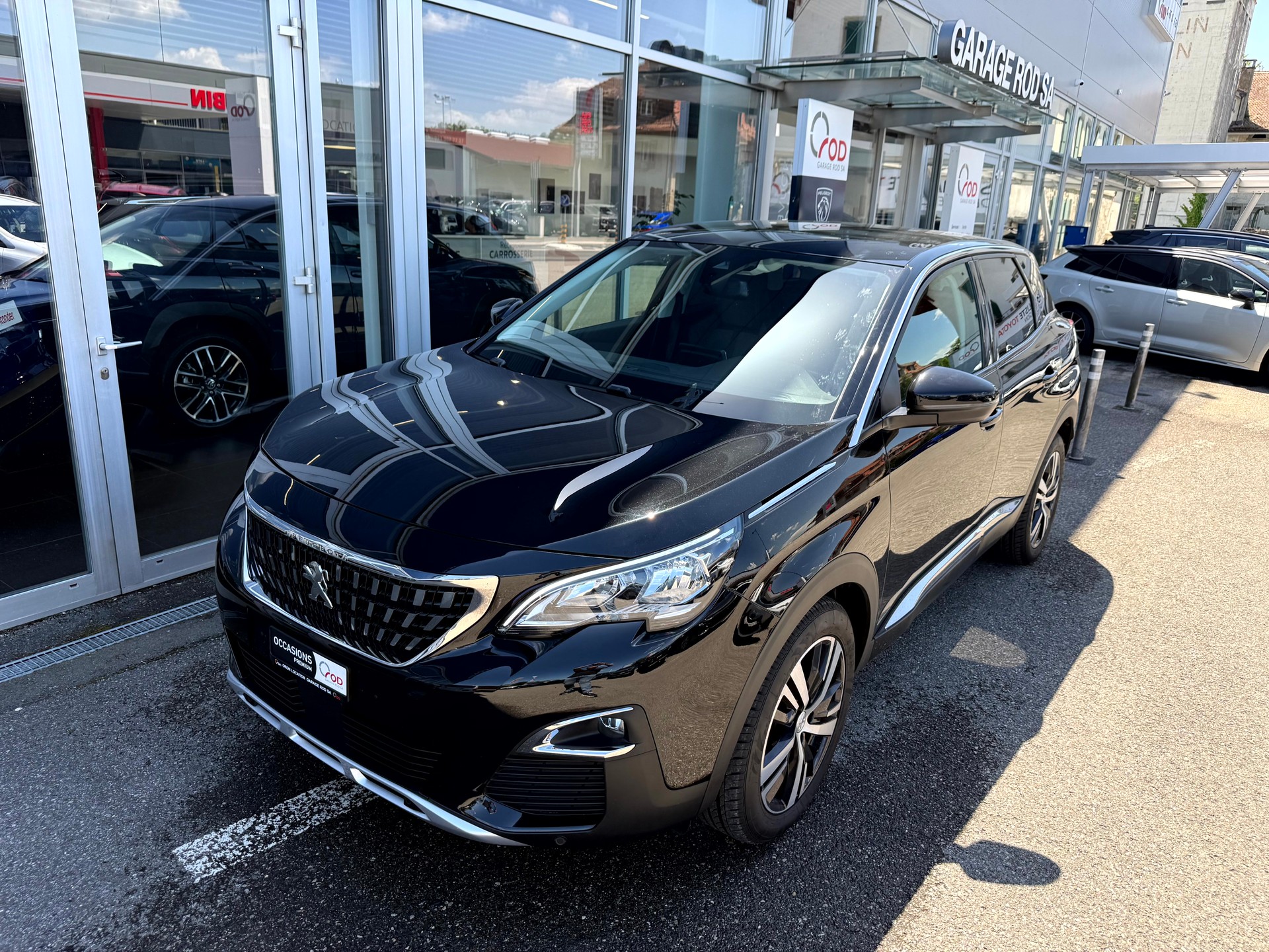 PEUGEOT 3008 1.2 PureTech Allure Noir Perla EAT8-image-17