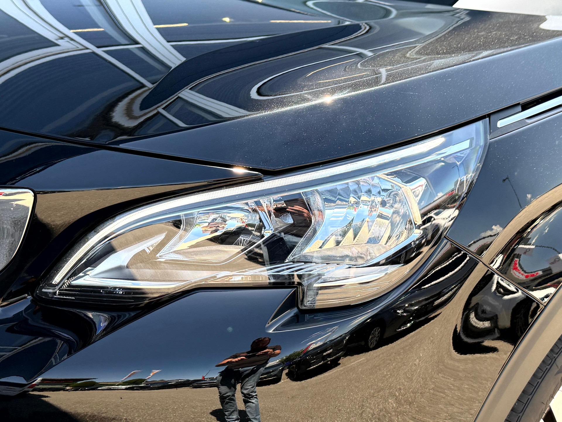 PEUGEOT 3008 1.2 PureTech Allure Noir Perla EAT8-showroom-element-1