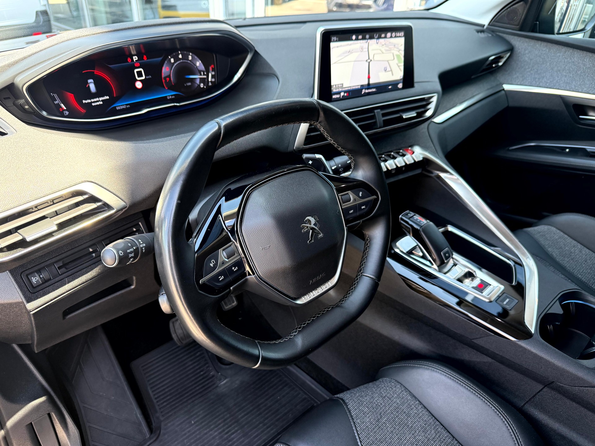 PEUGEOT 3008 1.2 PureTech Allure Noir Perla EAT8-image-16
