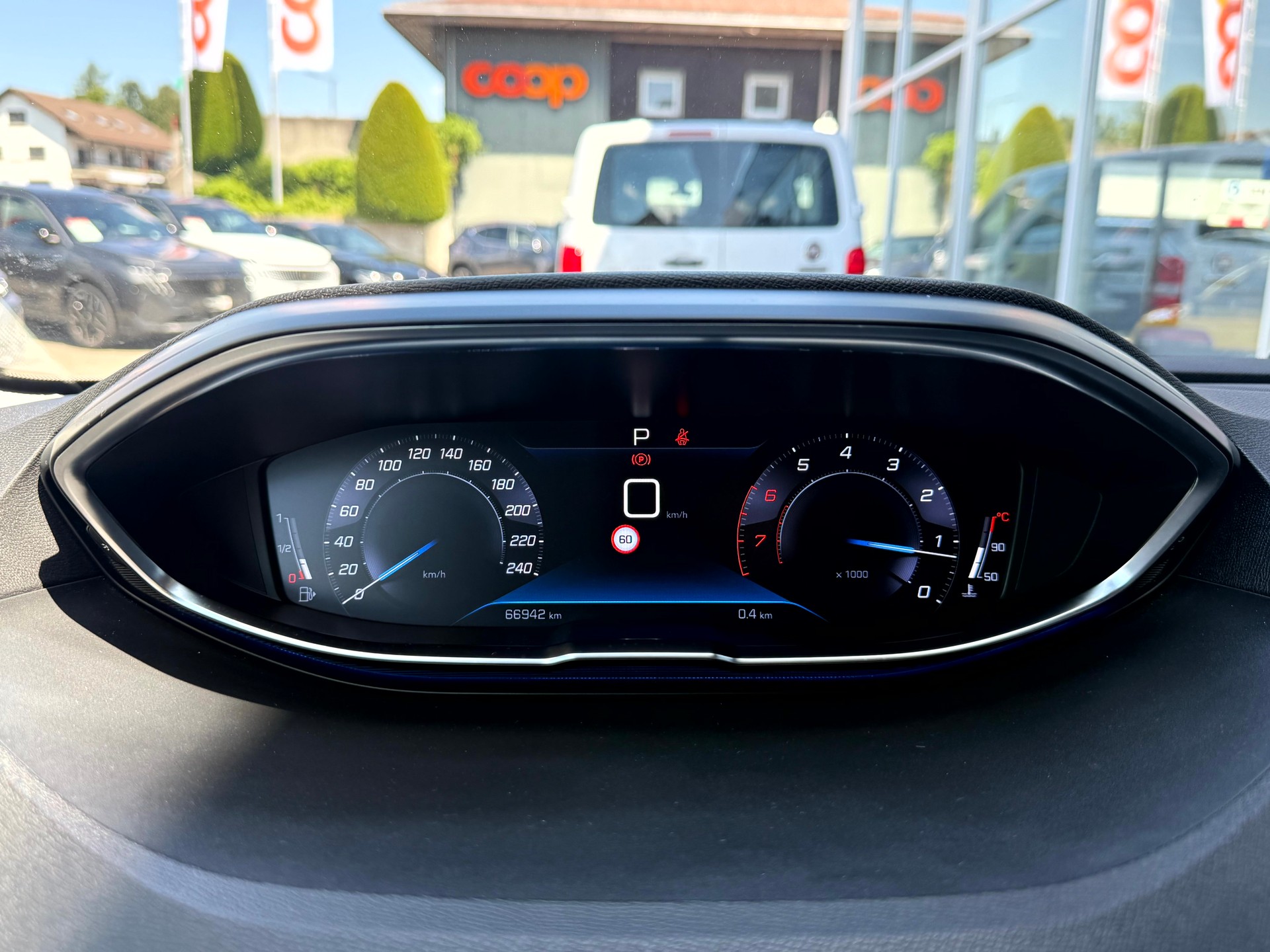 PEUGEOT 3008 1.2 PureTech Allure Noir Perla EAT8-image-23