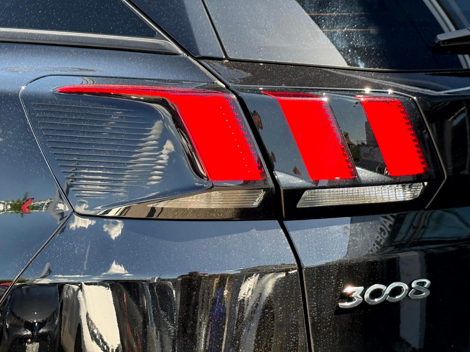 PEUGEOT 3008 1.2 PureTech Allure Noir Perla EAT8-image-8