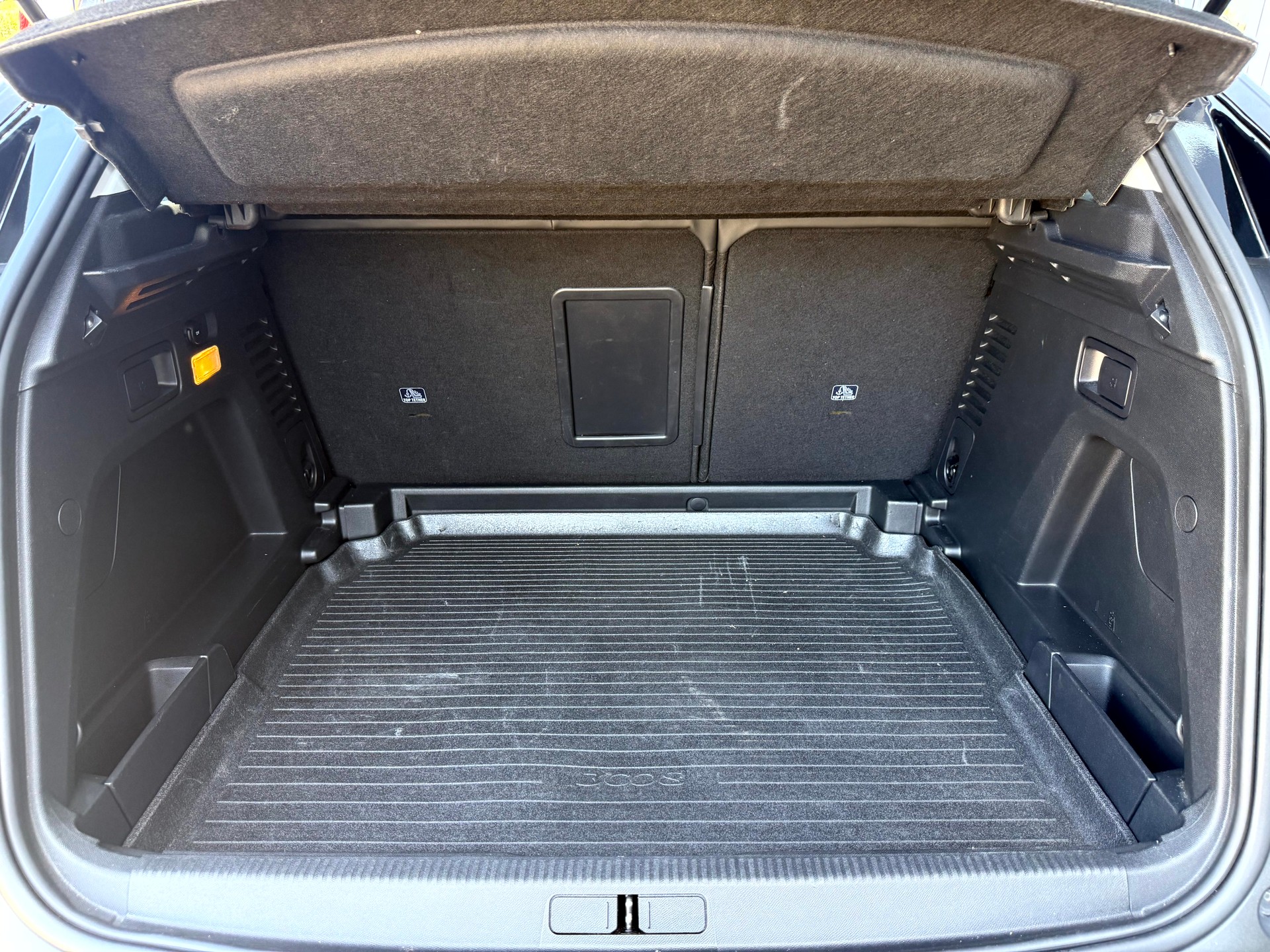 PEUGEOT 3008 1.2 PureTech Allure Noir Perla EAT8-image-9