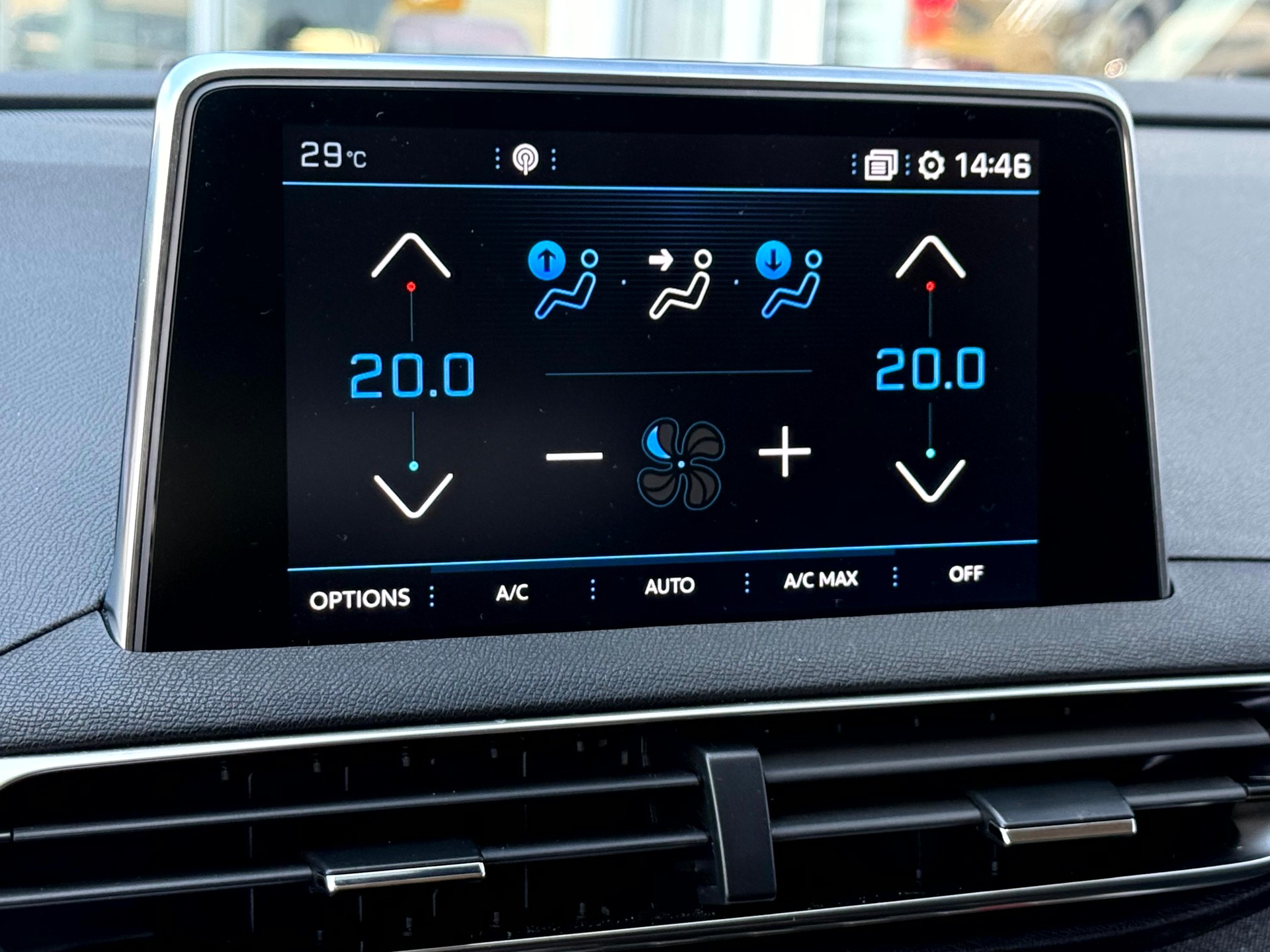 PEUGEOT 3008 1.2 PureTech Allure Noir Perla EAT8-image-28