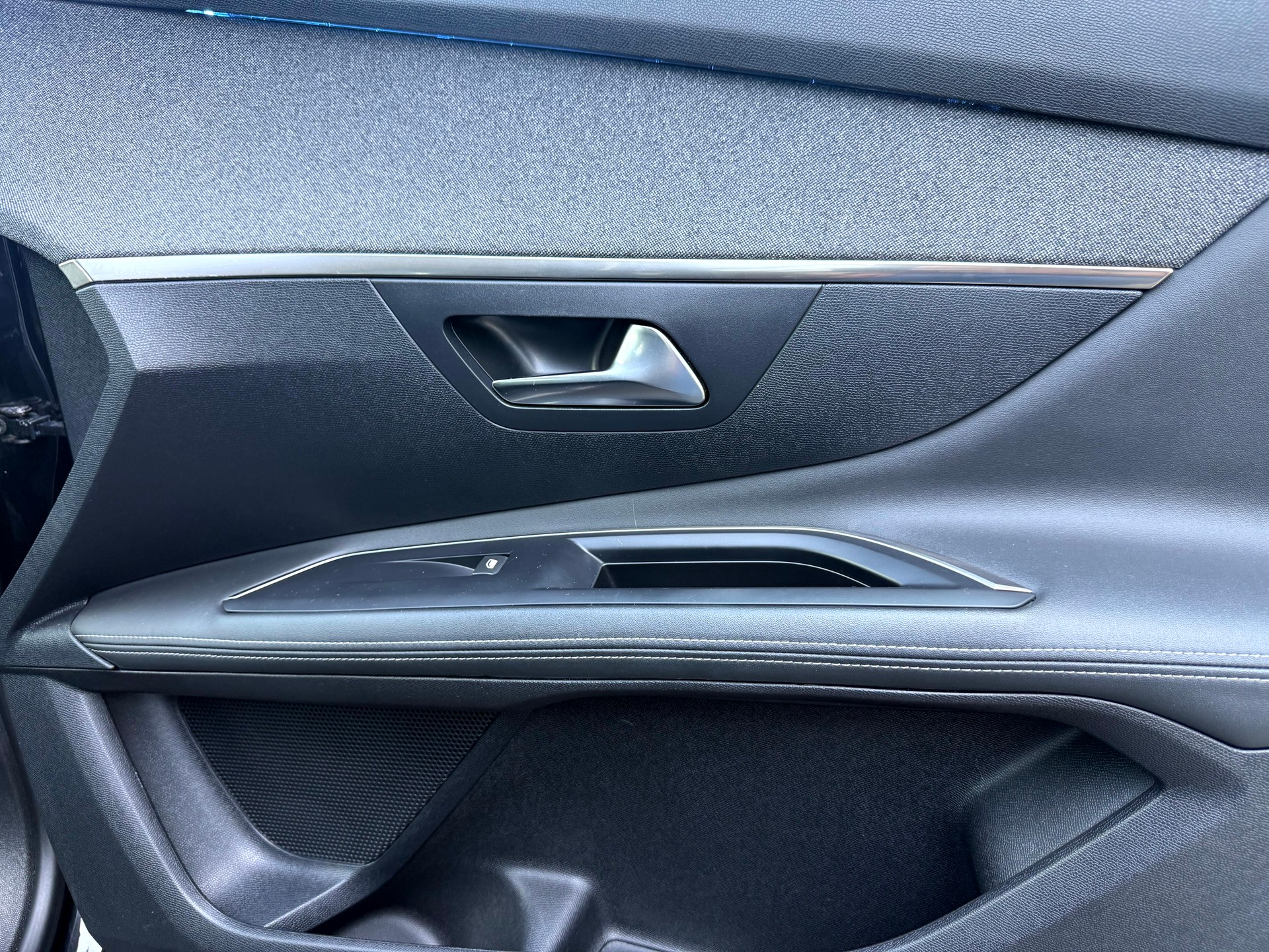 PEUGEOT 3008 1.2 PureTech Allure Noir Perla EAT8-image-14