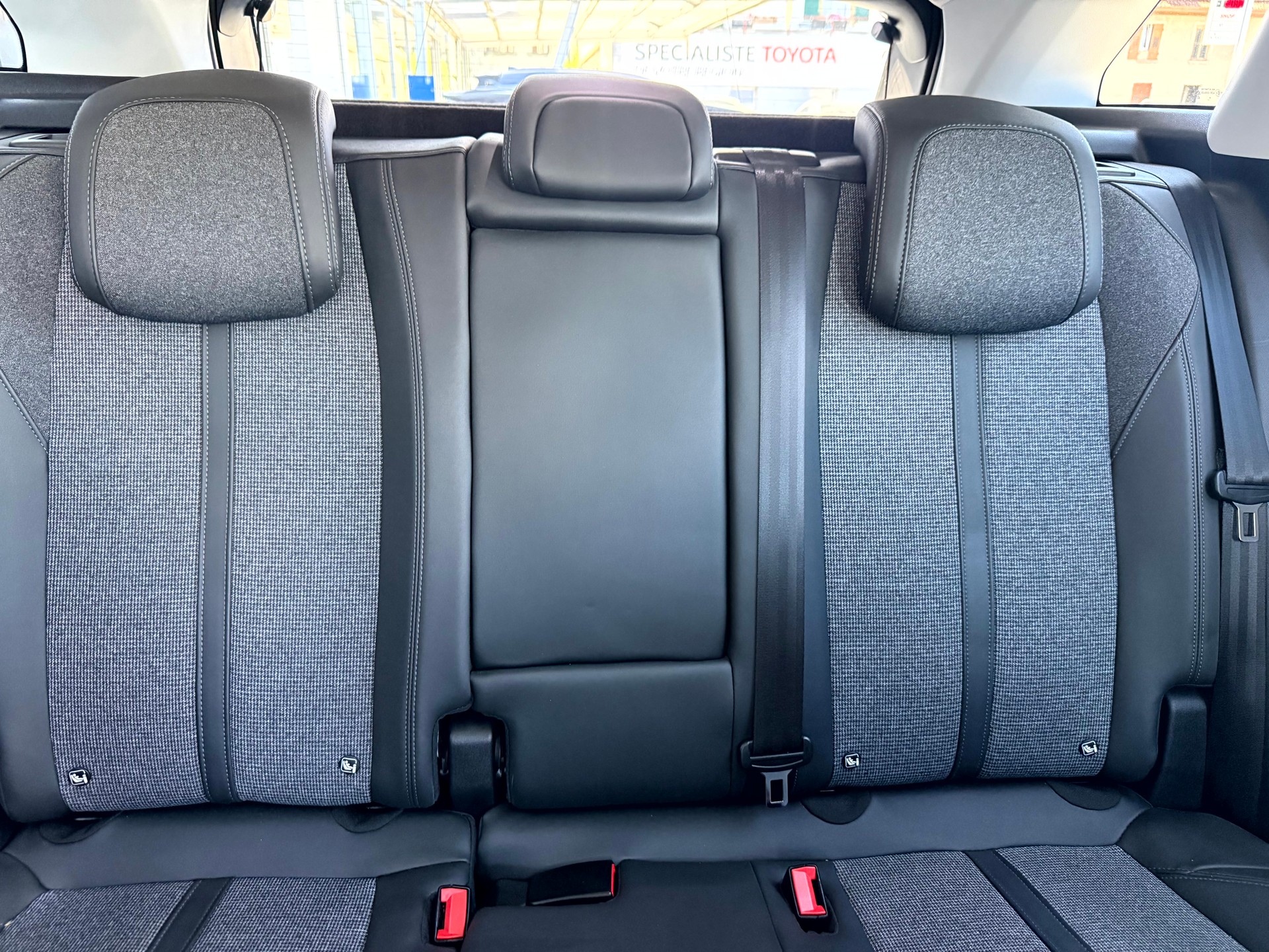 PEUGEOT 3008 1.2 PureTech Allure Noir Perla EAT8-image-13