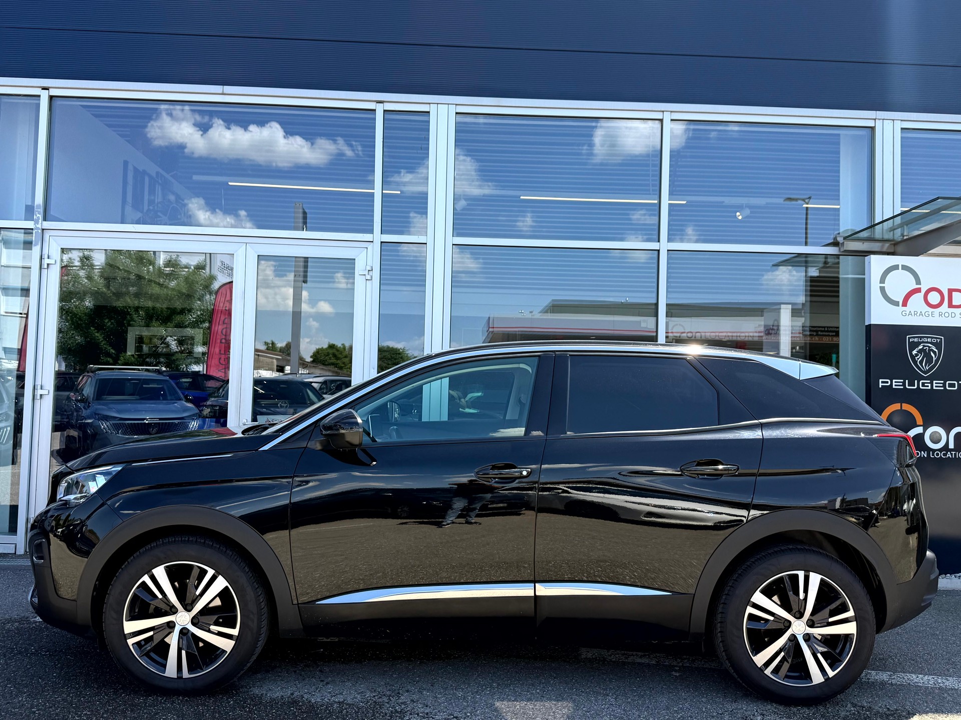 PEUGEOT 3008 1.2 PureTech Allure Noir Perla EAT8-image-6