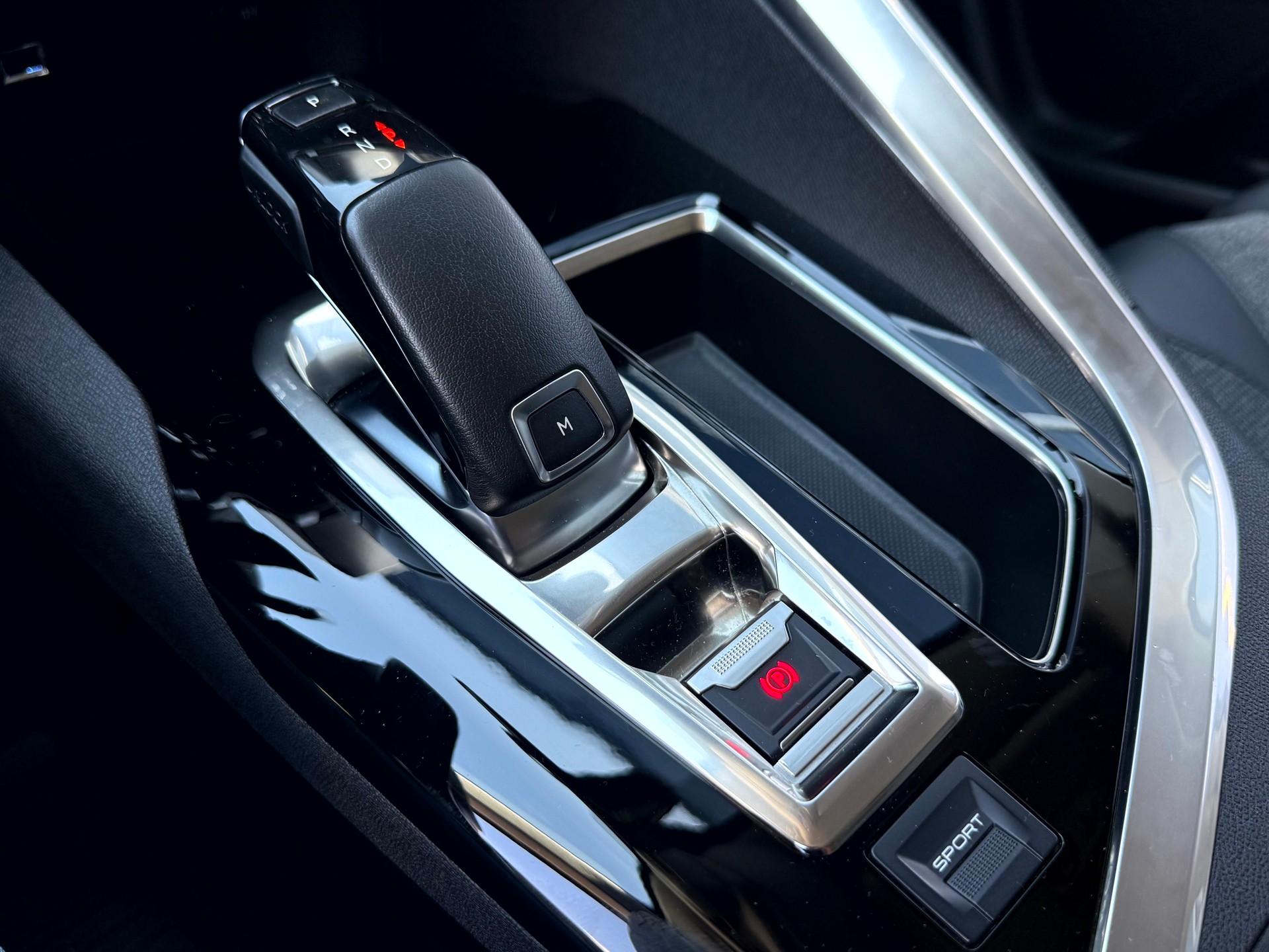PEUGEOT 3008 1.2 PureTech Allure Noir Perla EAT8-image-24