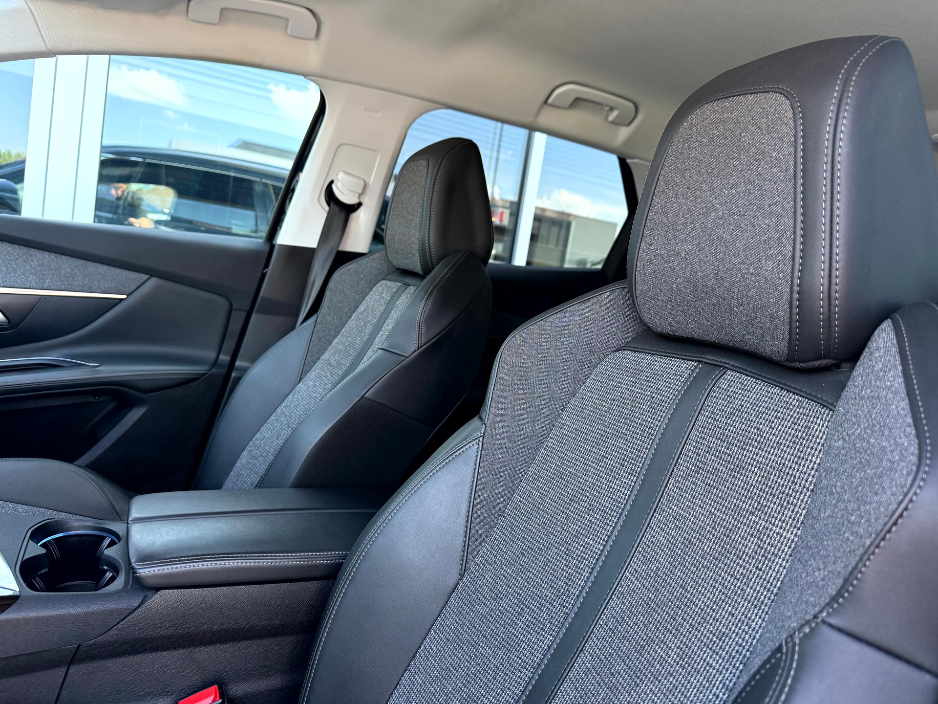 PEUGEOT 3008 1.2 PureTech Allure Noir Perla EAT8-image-19