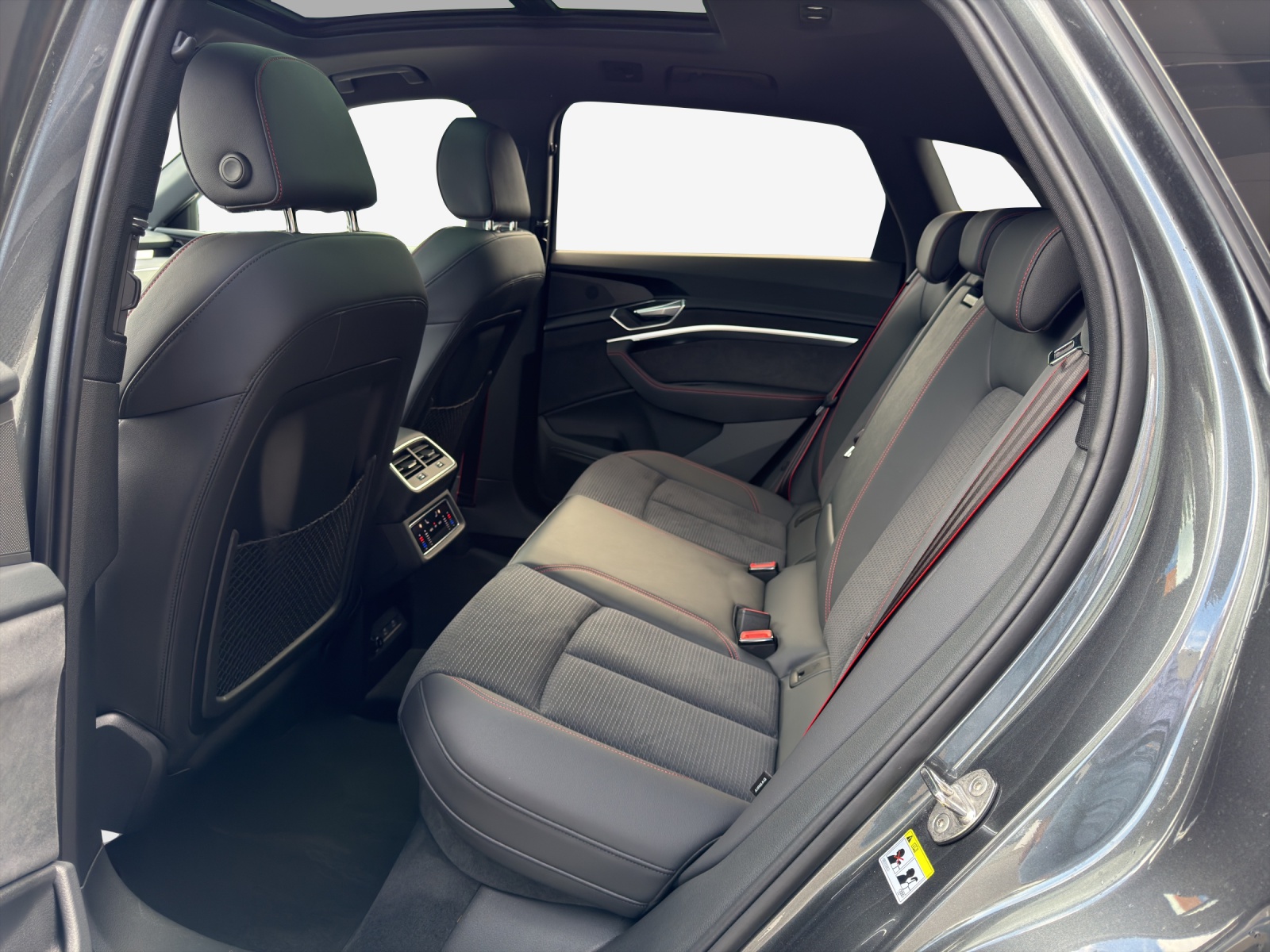 AUDI Q8 55 e-tron Black Edition quattro-image-11