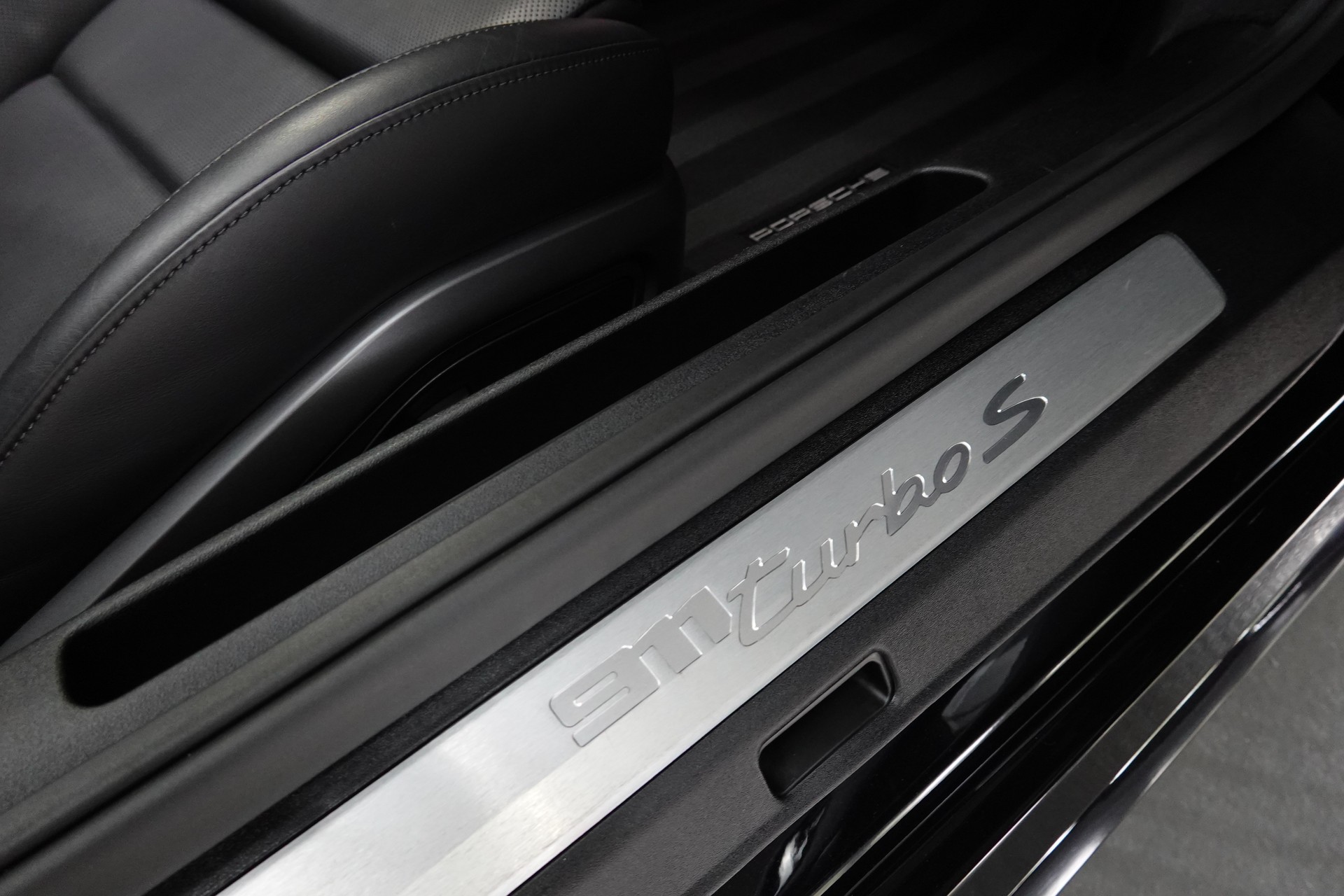 PORSCHE 911 TURBO S CABRIO PDK BLACK CH-FZ LIFTSYSTEM FULL ON TOP-image-49