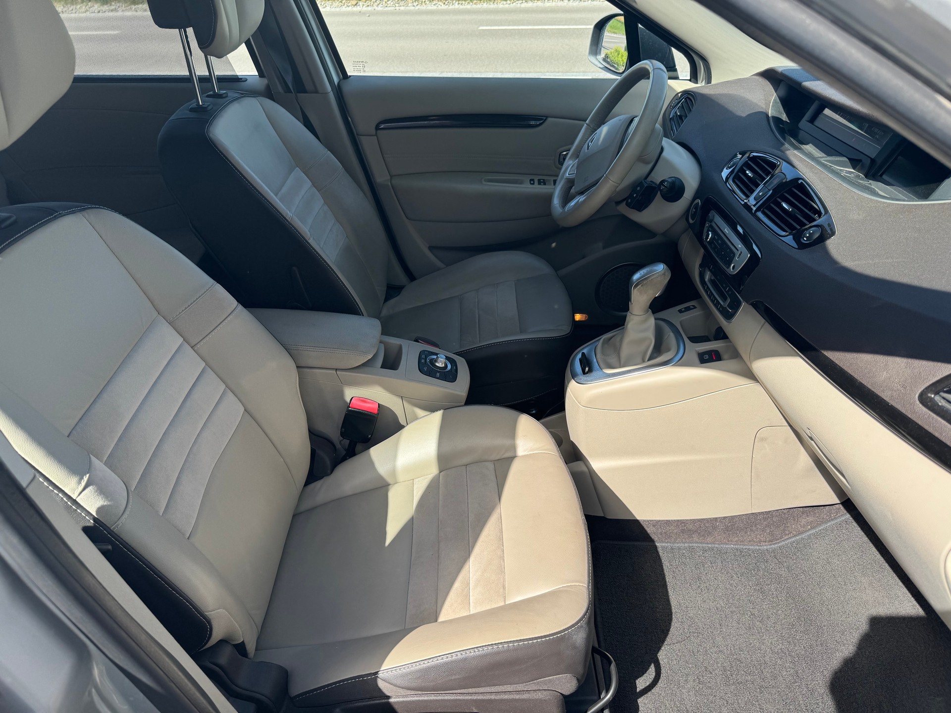 RENAULT Scénic 2.0 dCi Privilège Automatic-image-10