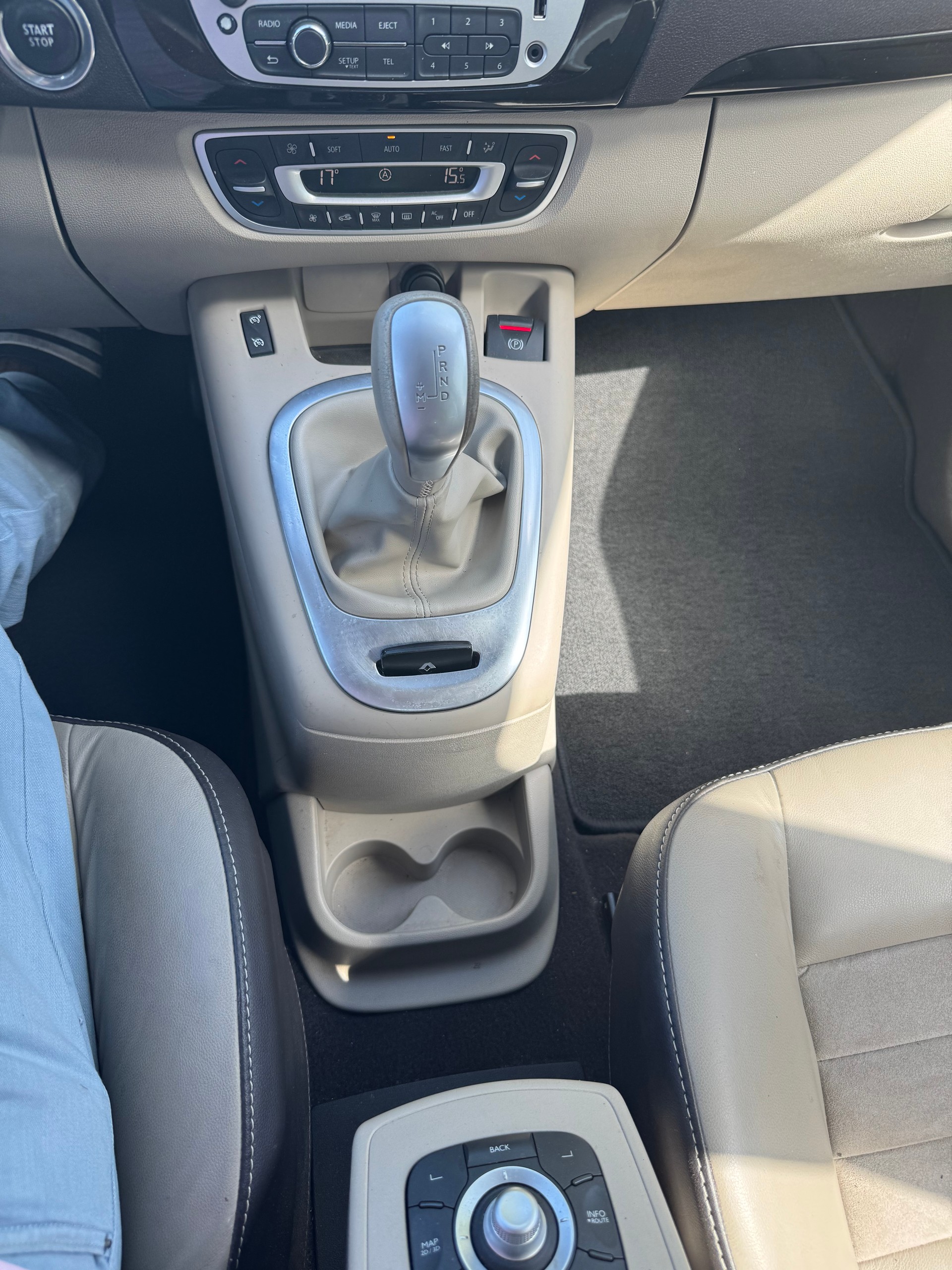 RENAULT Scénic 2.0 dCi Privilège Automatic-image-13