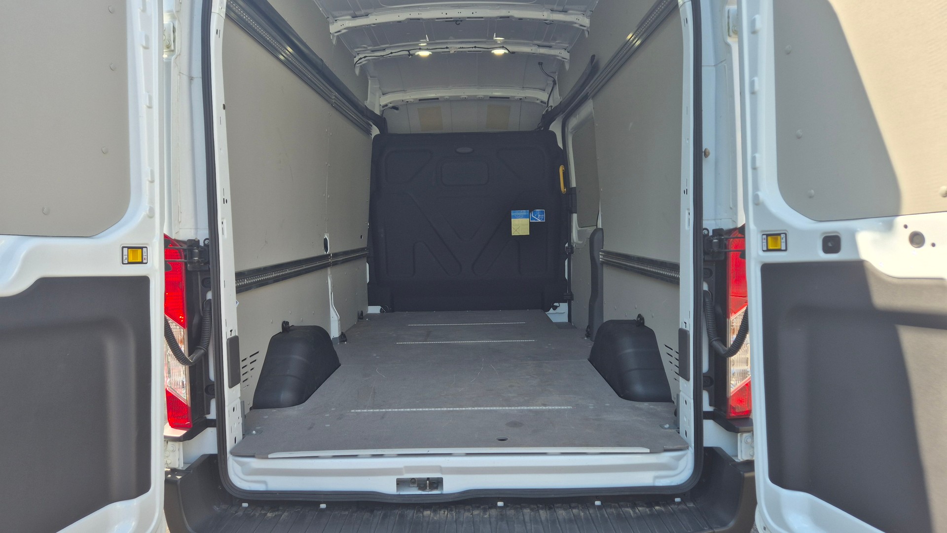 FORD E-Transit Van 350 L3H3 Trend RWD 68kWh-image-7