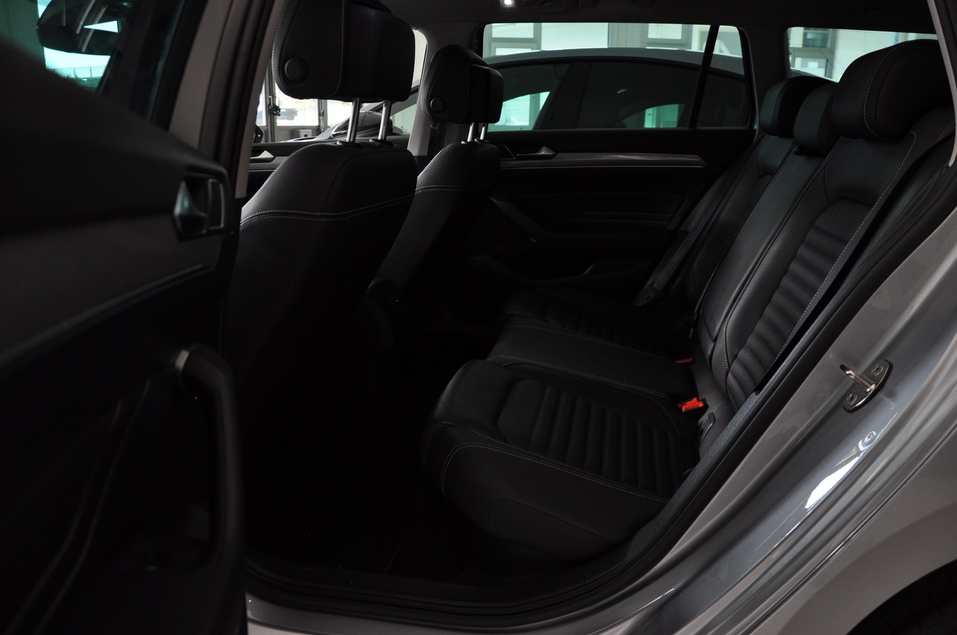 VW Passat 2.0 TDI BMT Business 4Motion DSG-image-16