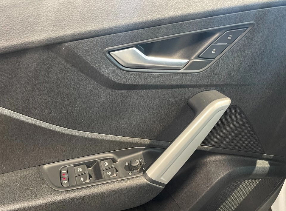 AUDI Q2 35 TDI quattro S-tronic-image-9