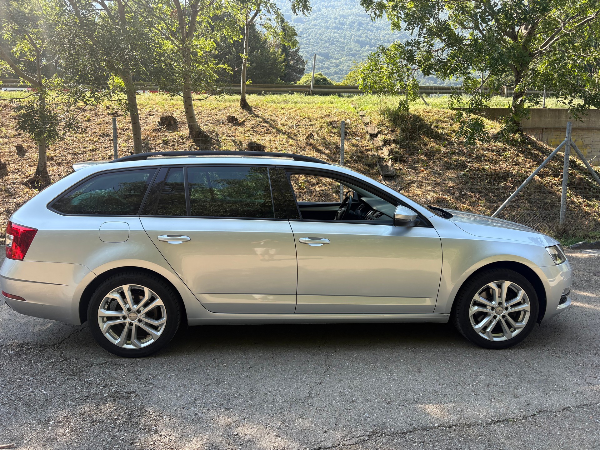SKODA Octavia Combi 2.0 TDI Ambition 4x4 DSG-image-1