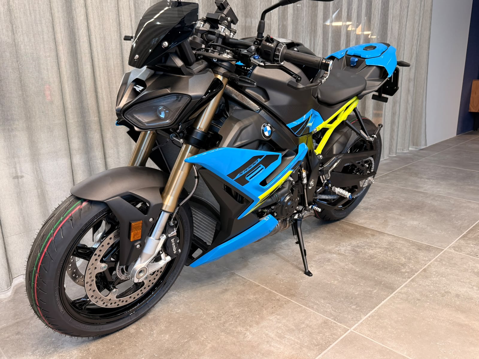 BMW S 1000 R-showroom-element-2