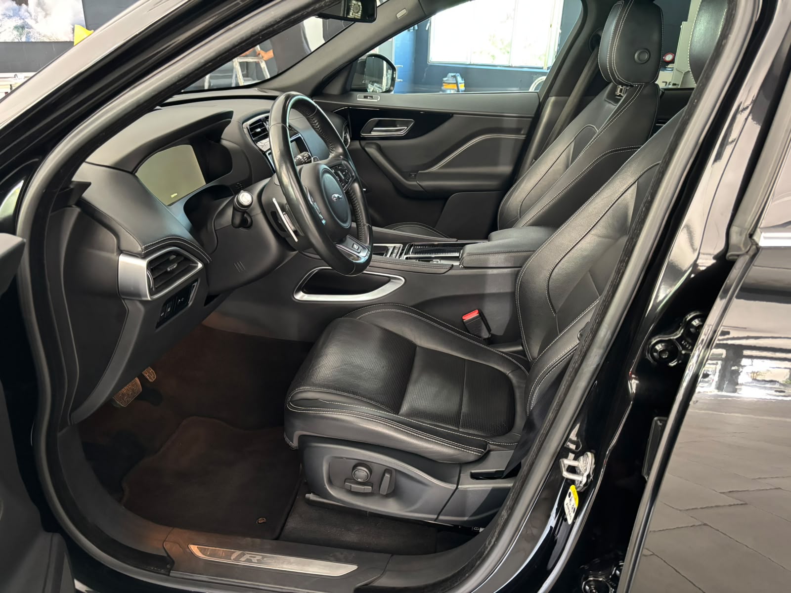 JAGUAR F-Pace 2.0d R-Sport AWD Automatik-image-7