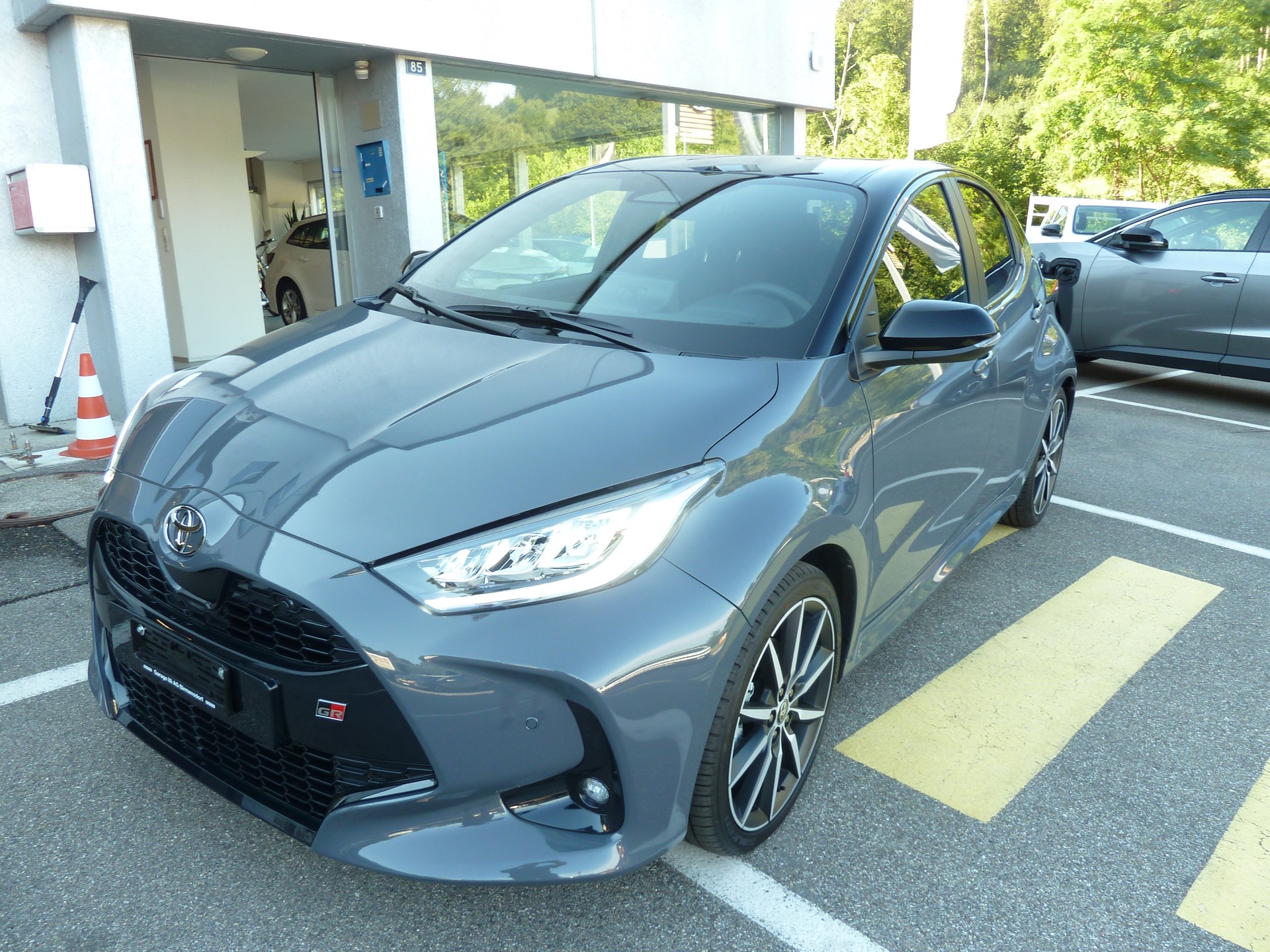 TOYOTA Yaris 1.5 GR Sport e-CVT-showroom-element-1