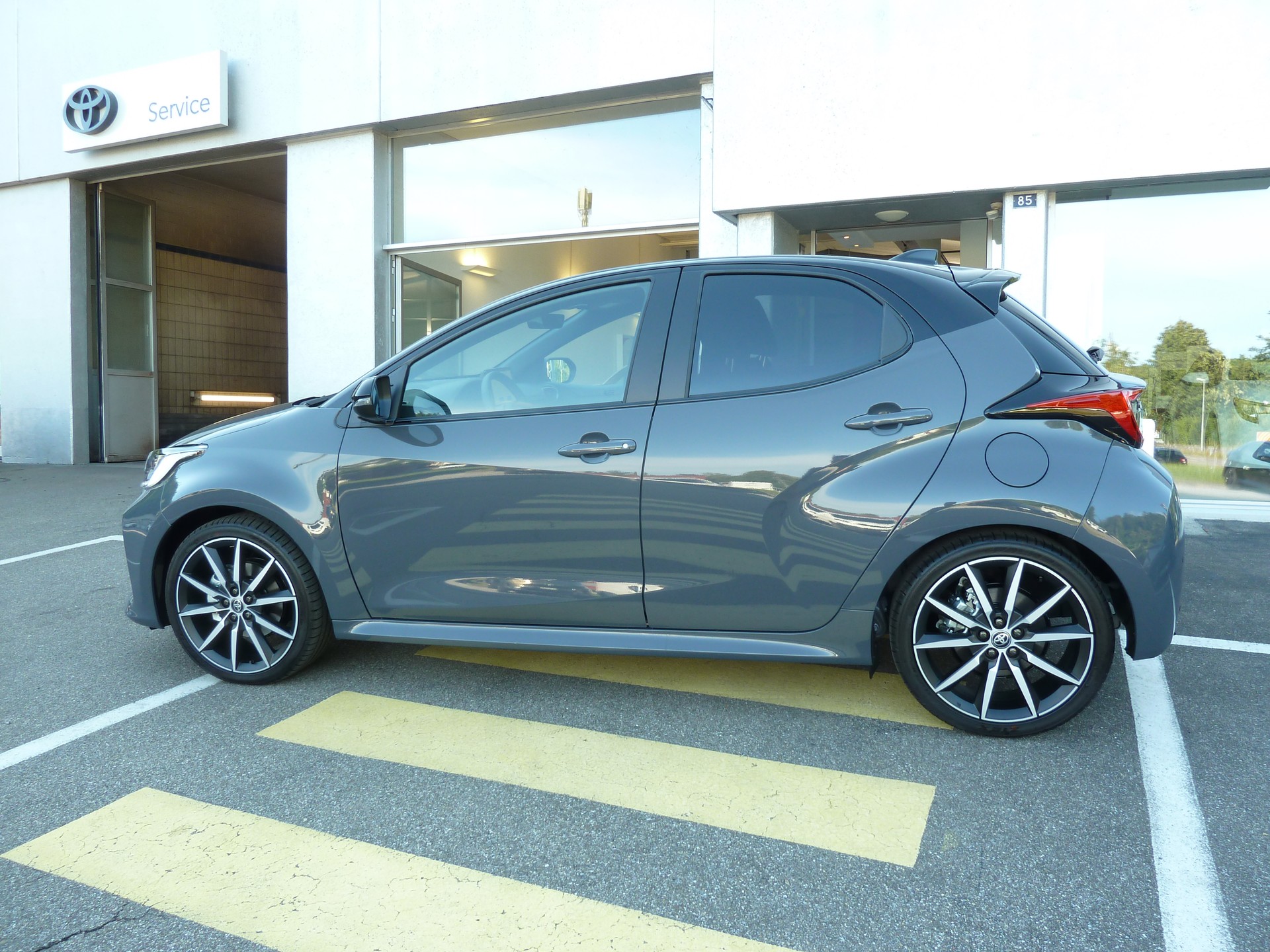 TOYOTA Yaris 1.5 GR Sport e-CVT-showroom-element-3