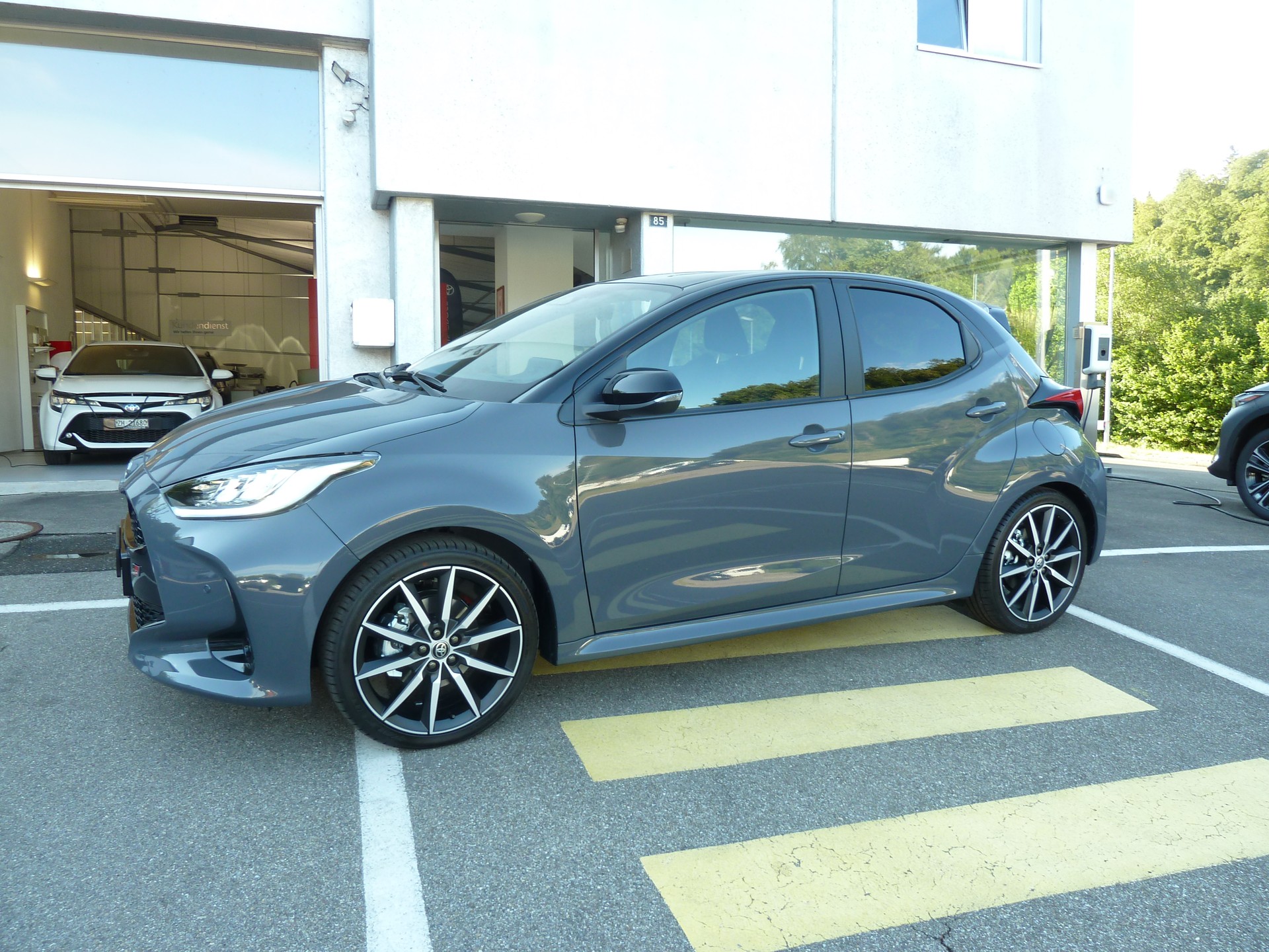 TOYOTA Yaris 1.5 GR Sport e-CVT-showroom-element-2