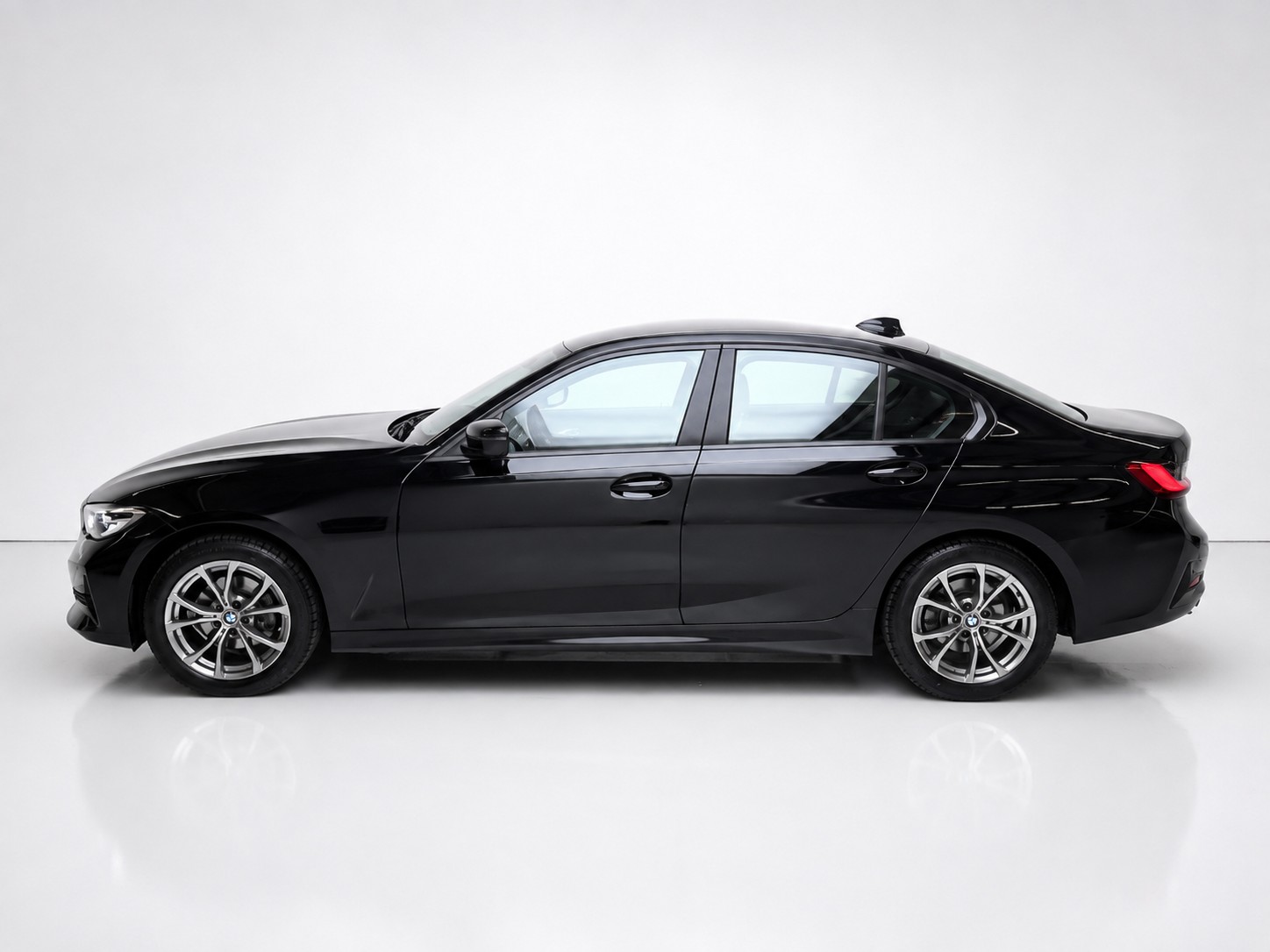BMW 318i Business Pro-showroom-element-2