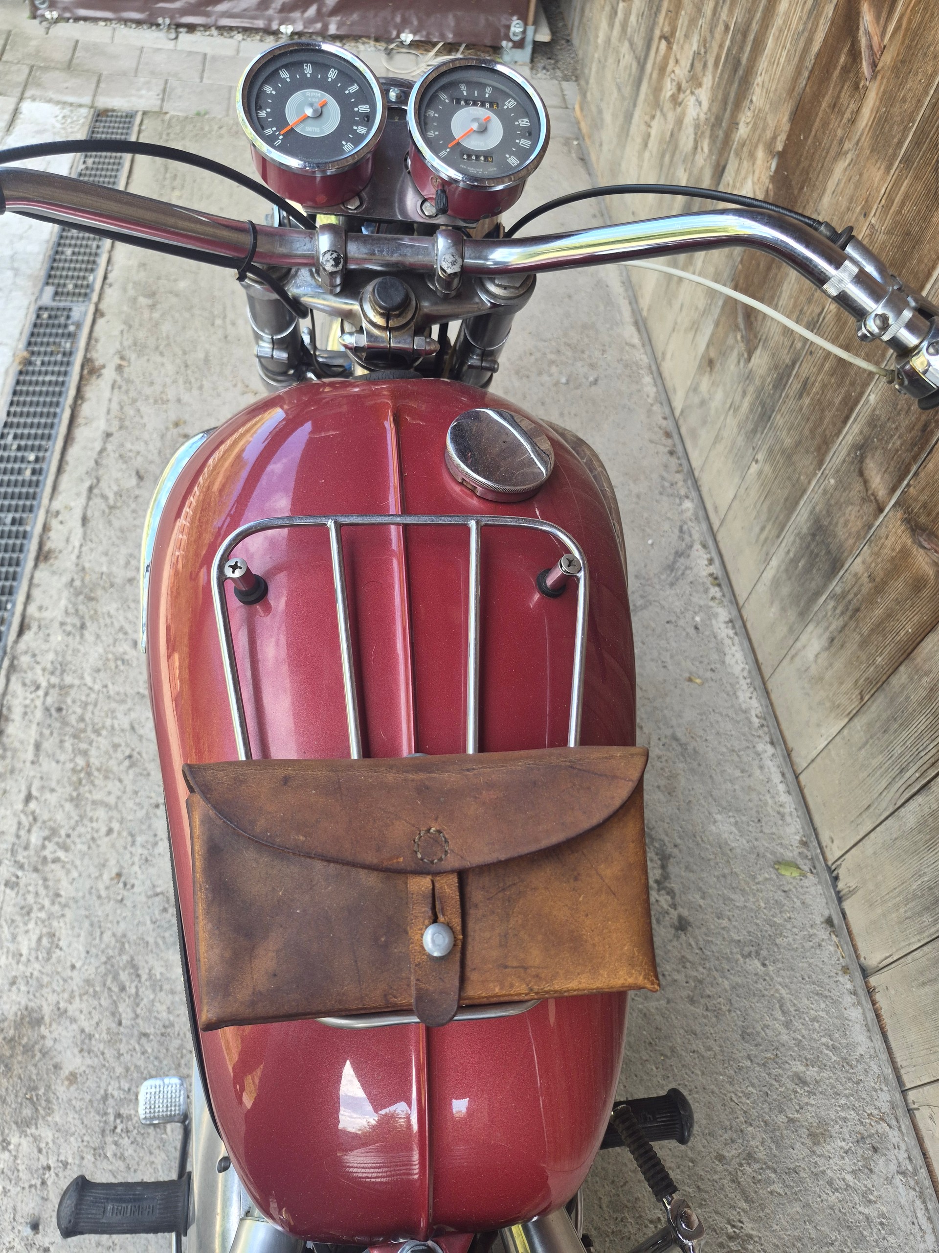 TRIUMPH T120-image-3