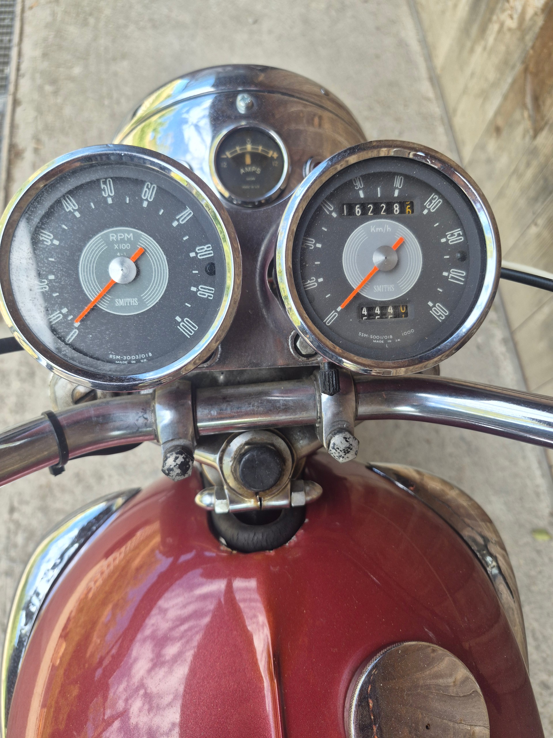 TRIUMPH T120-image-4