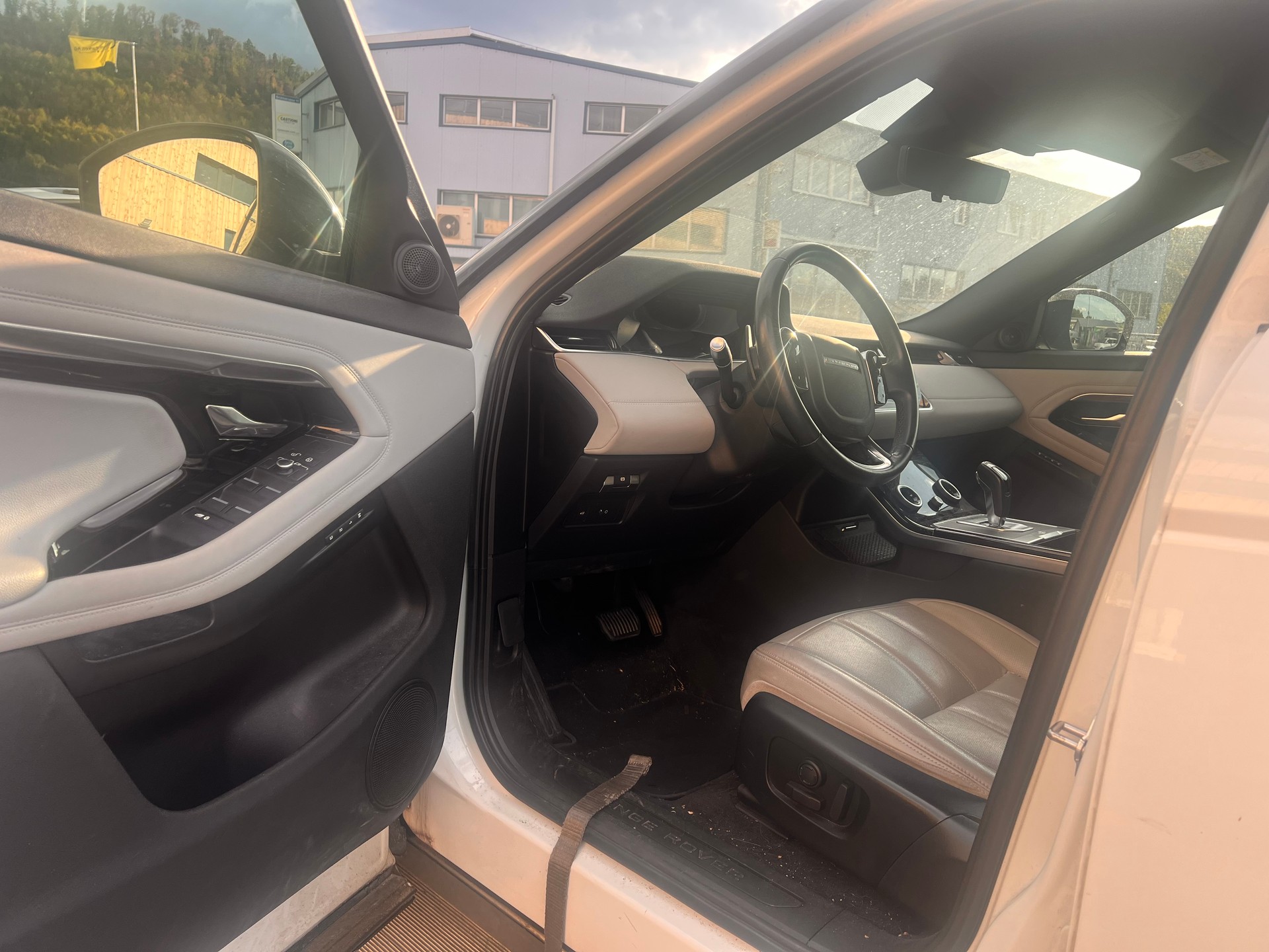 LAND ROVER Range Rover Evoque R-Dynamic D 180 AT9-image-8