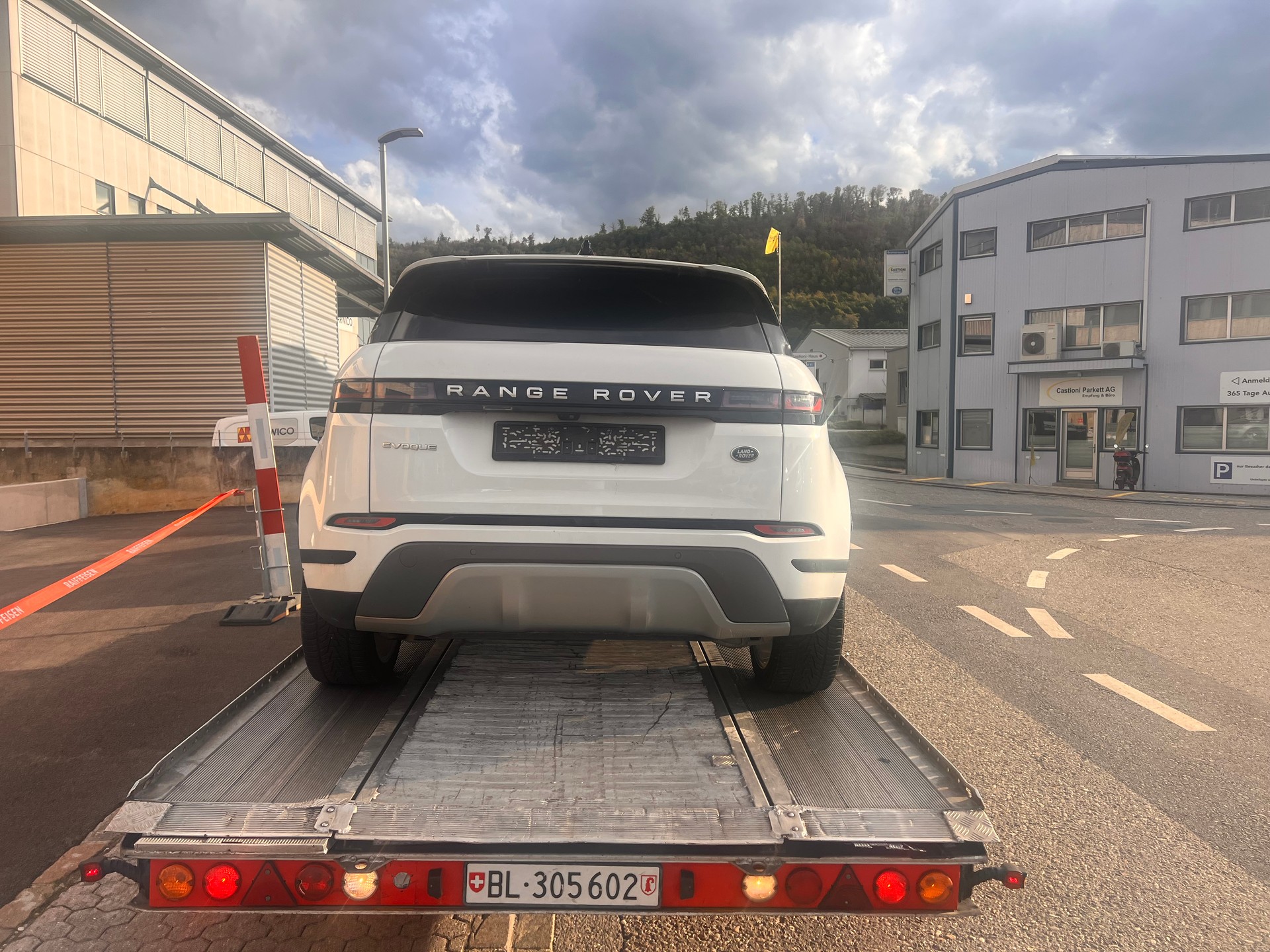 LAND ROVER Range Rover Evoque R-Dynamic D 180 AT9-image-6