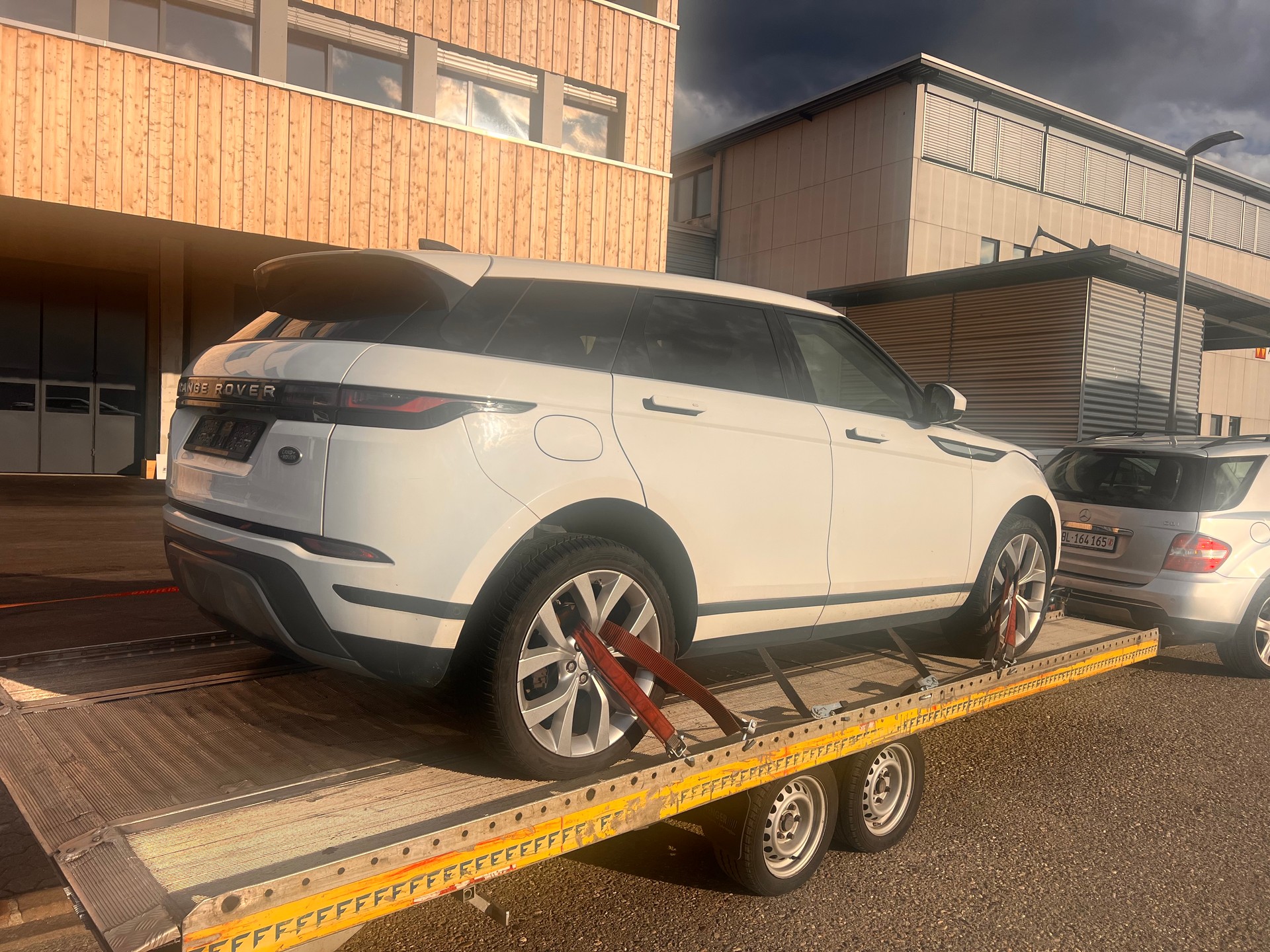 LAND ROVER Range Rover Evoque R-Dynamic D 180 AT9-image-4