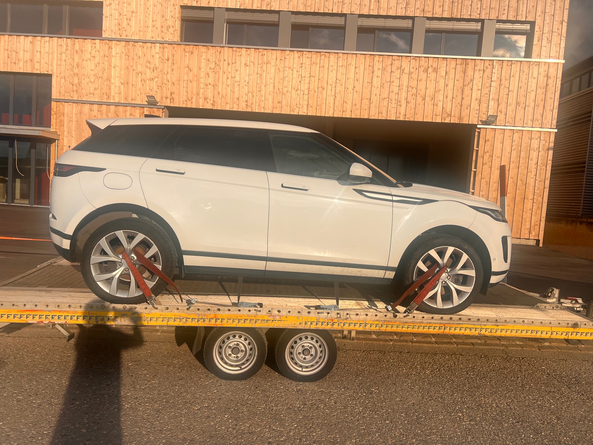 LAND ROVER Range Rover Evoque R-Dynamic D 180 AT9-image-3
