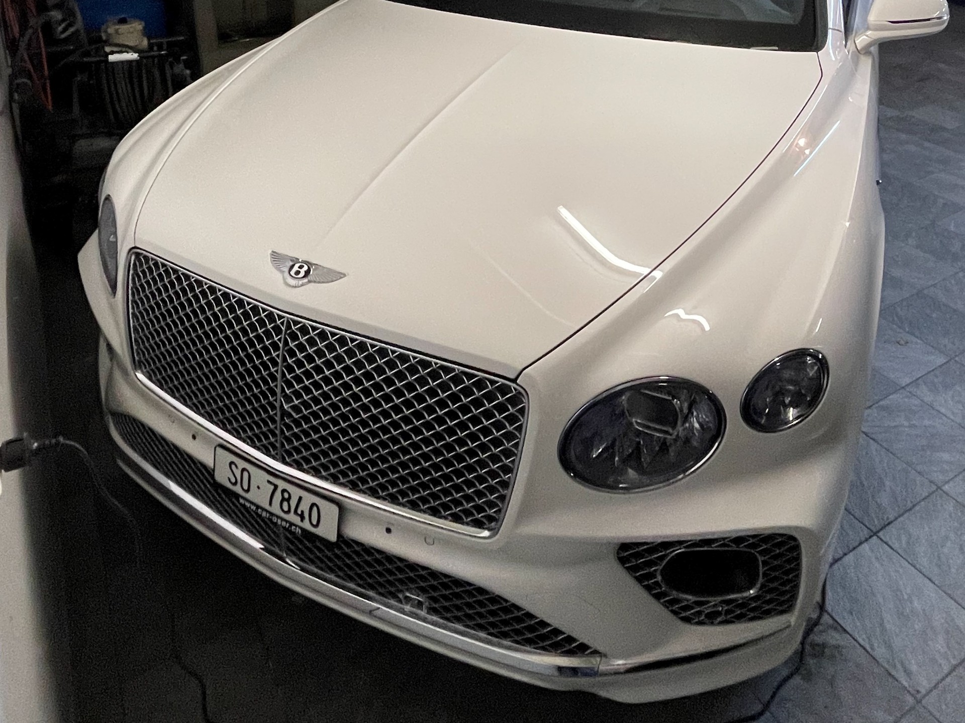 BENTLEY Bentayga V8-image-1