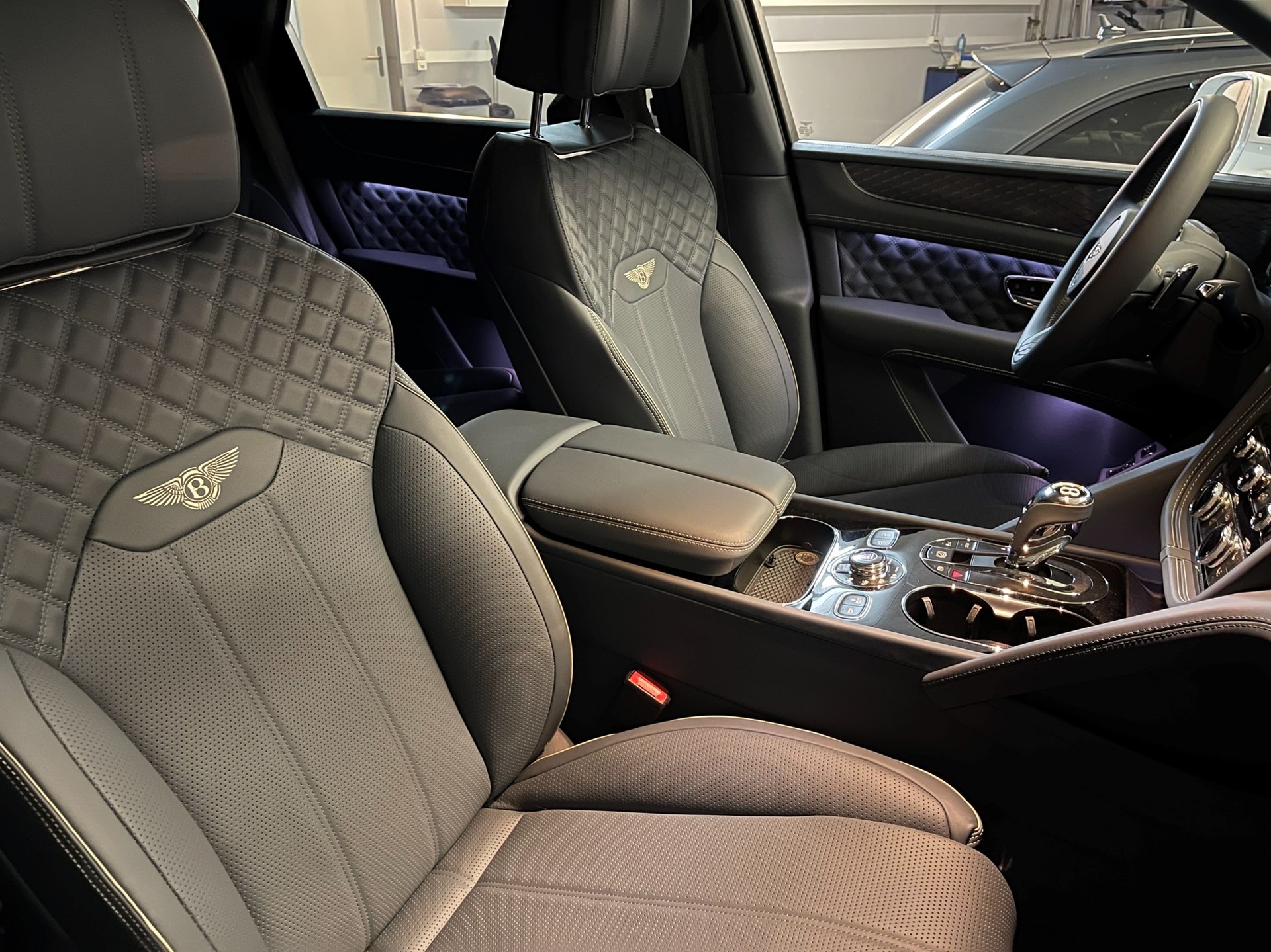BENTLEY Bentayga V8-image-3