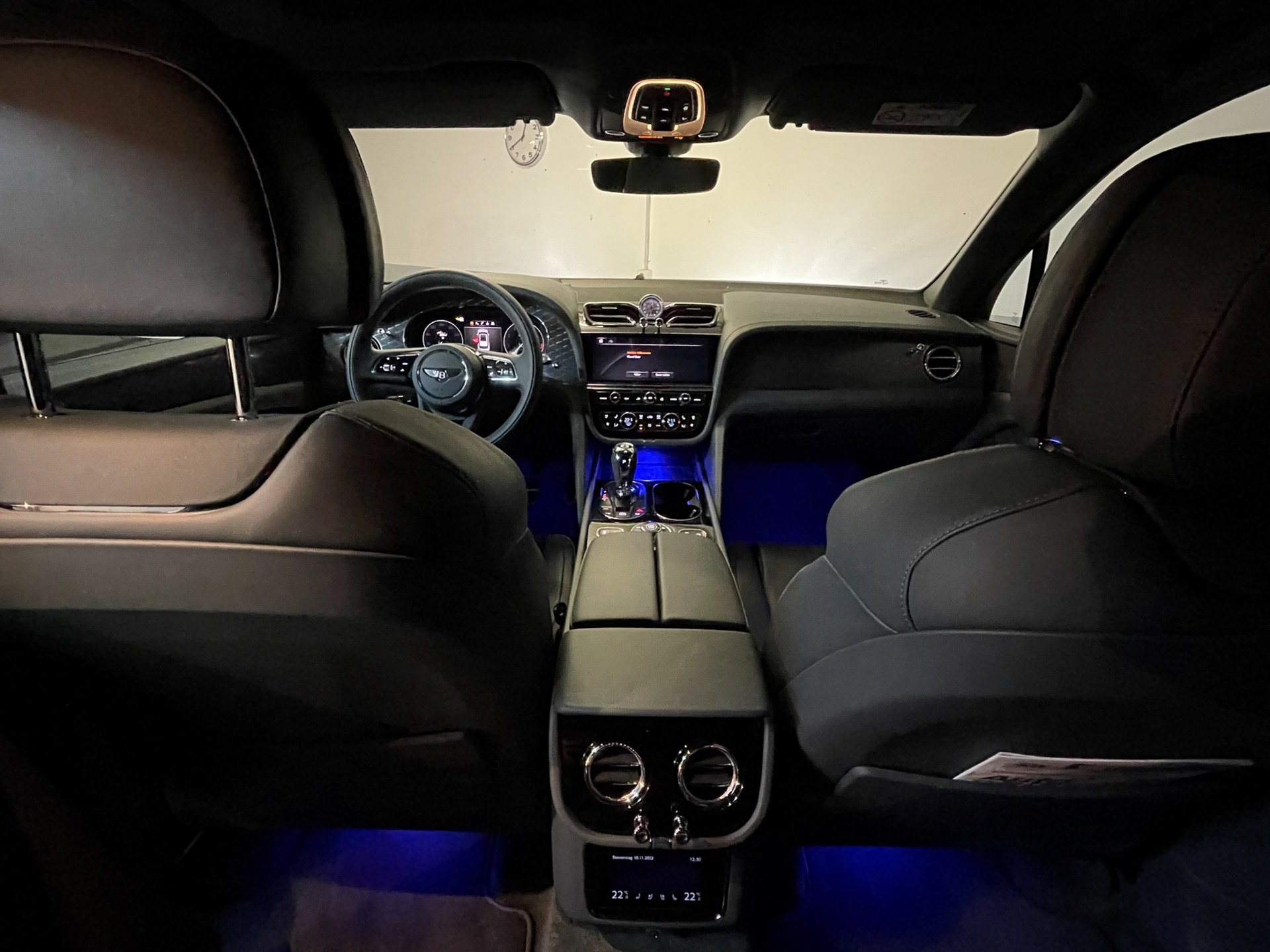 BENTLEY Bentayga V8-image-4