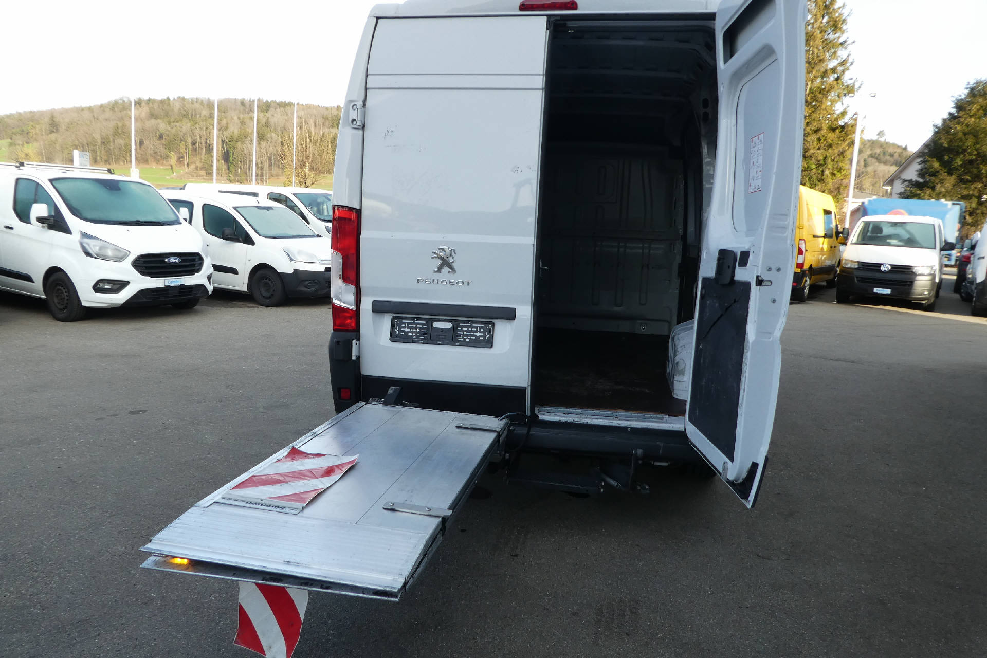 PEUGEOT Boxer Kaw. 335 L2H2 2.2 BlueHDi 140 mit Hebebühne * Nutzlast von 1'160KG *-image-10