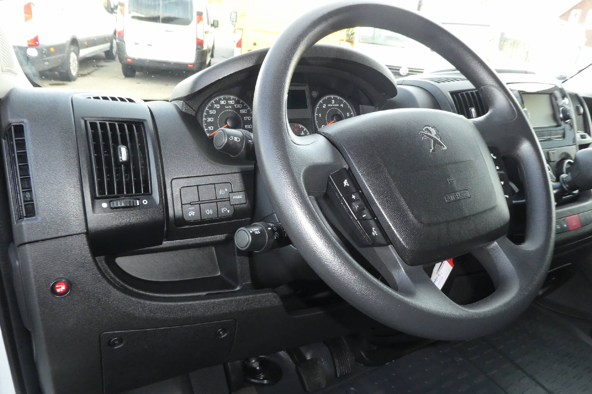 PEUGEOT Boxer Kaw. 335 L2H2 2.2 BlueHDi 140 mit Hebebühne * Nutzlast von 1'160KG *-image-6