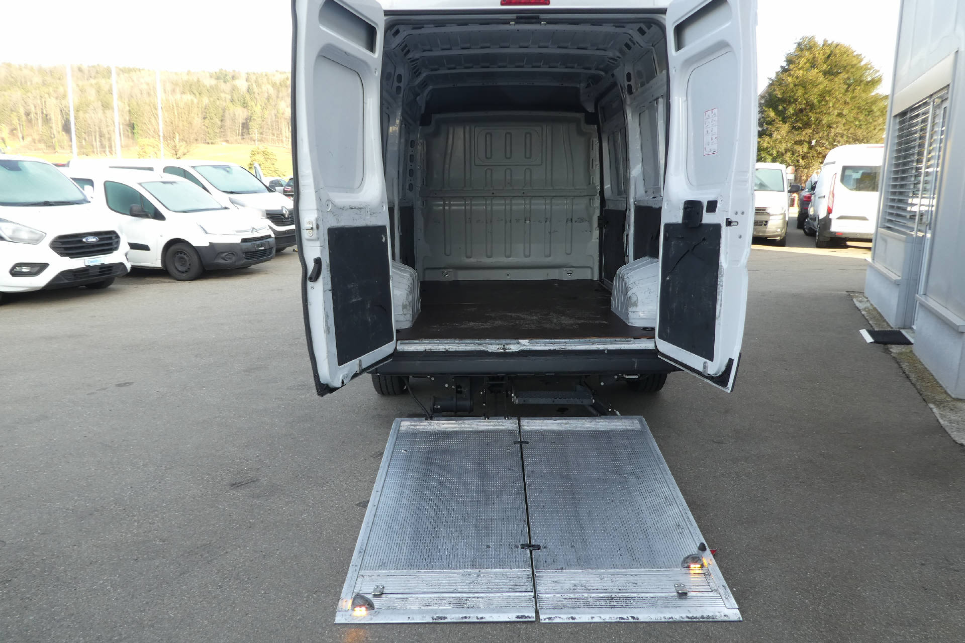 PEUGEOT Boxer Kaw. 335 L2H2 2.2 BlueHDi 140 mit Hebebühne * Nutzlast von 1'160KG *