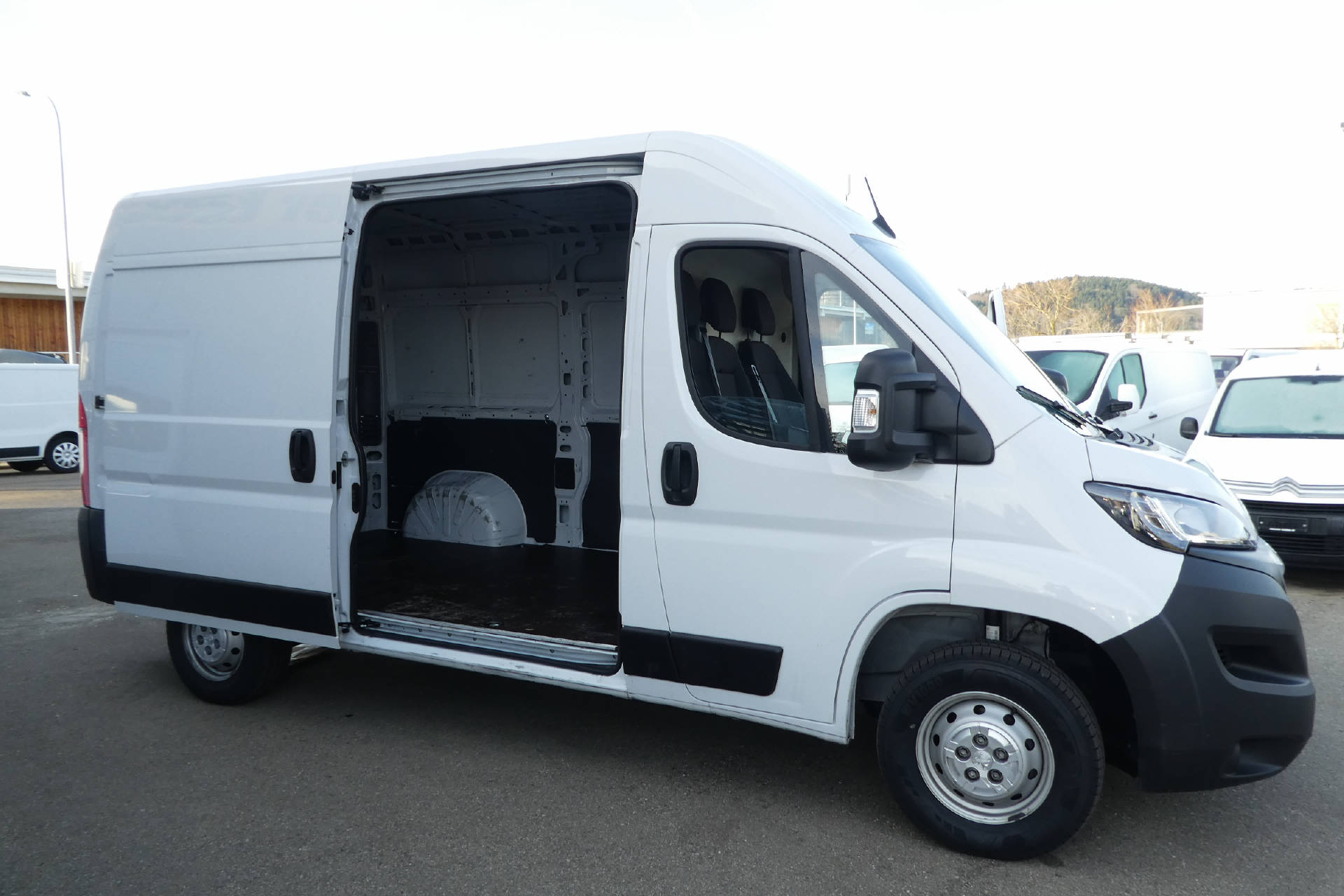 PEUGEOT Boxer Kaw. 335 L2H2 2.2 BlueHDi 140 mit Hebebühne * Nutzlast von 1'160KG *-image-11
