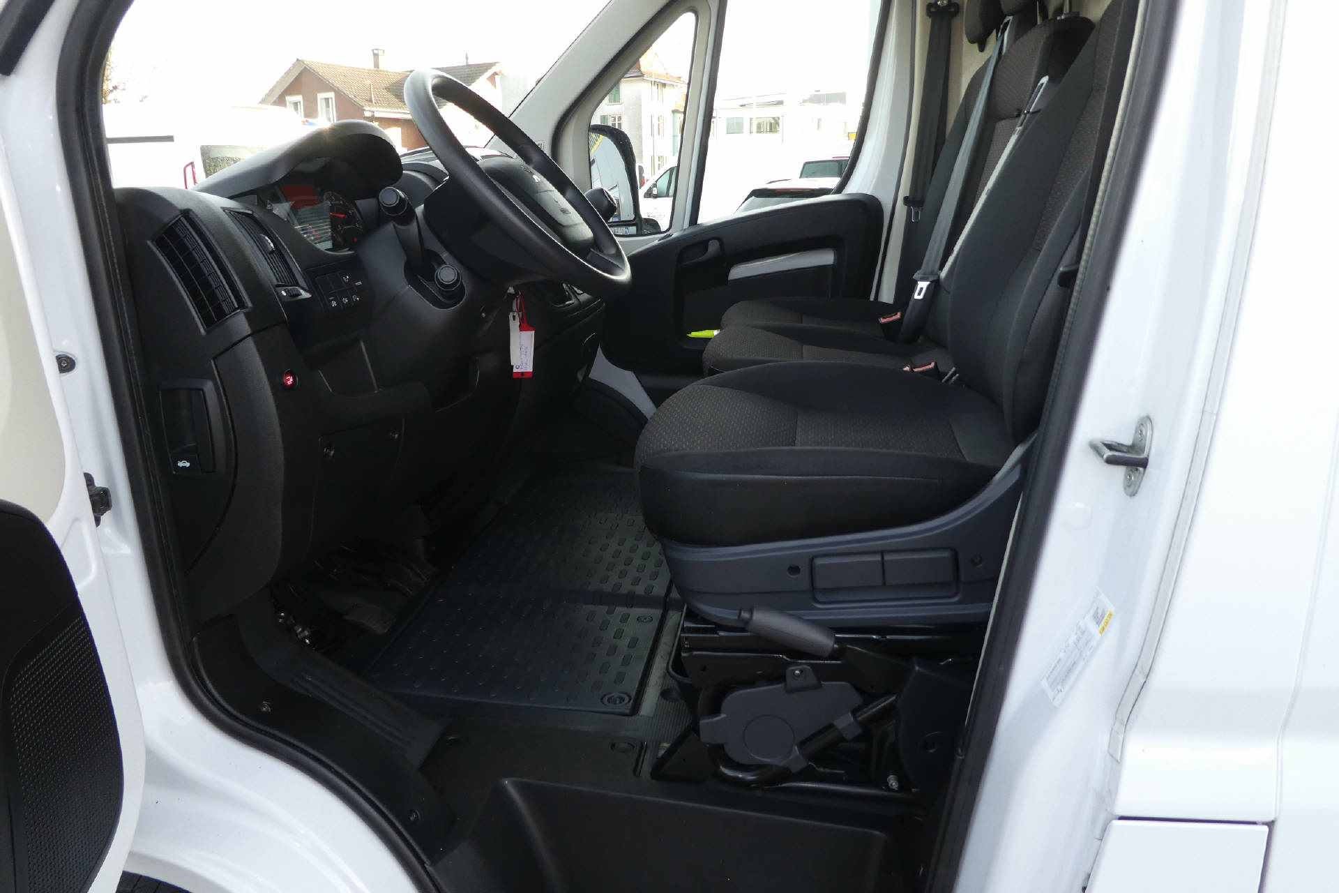 PEUGEOT Boxer Kaw. 335 L2H2 2.2 BlueHDi 140 mit Hebebühne * Nutzlast von 1'160KG *-image-8