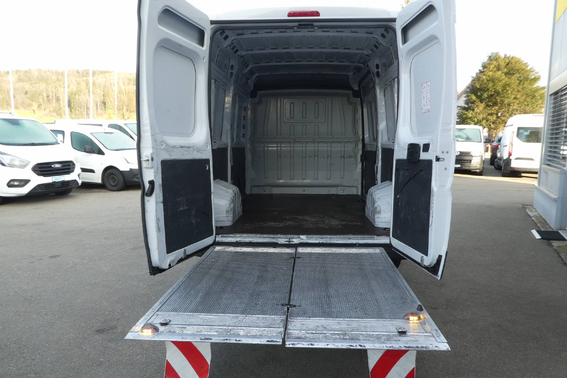 PEUGEOT Boxer Kaw. 335 L2H2 2.2 BlueHDi 140 mit Hebebühne * Nutzlast von 1'160KG *-image-9