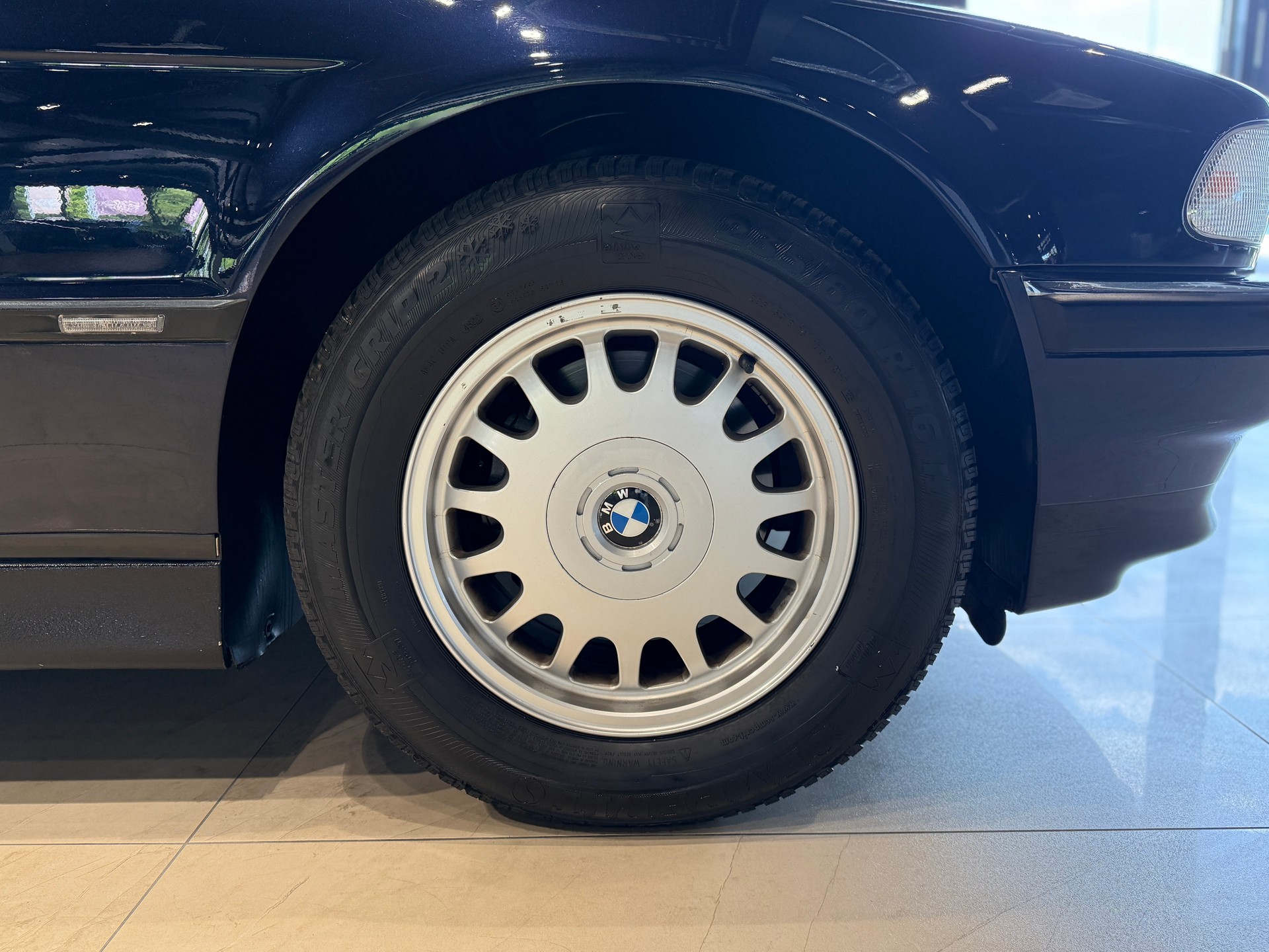 BMW 730i-showroom-element-3