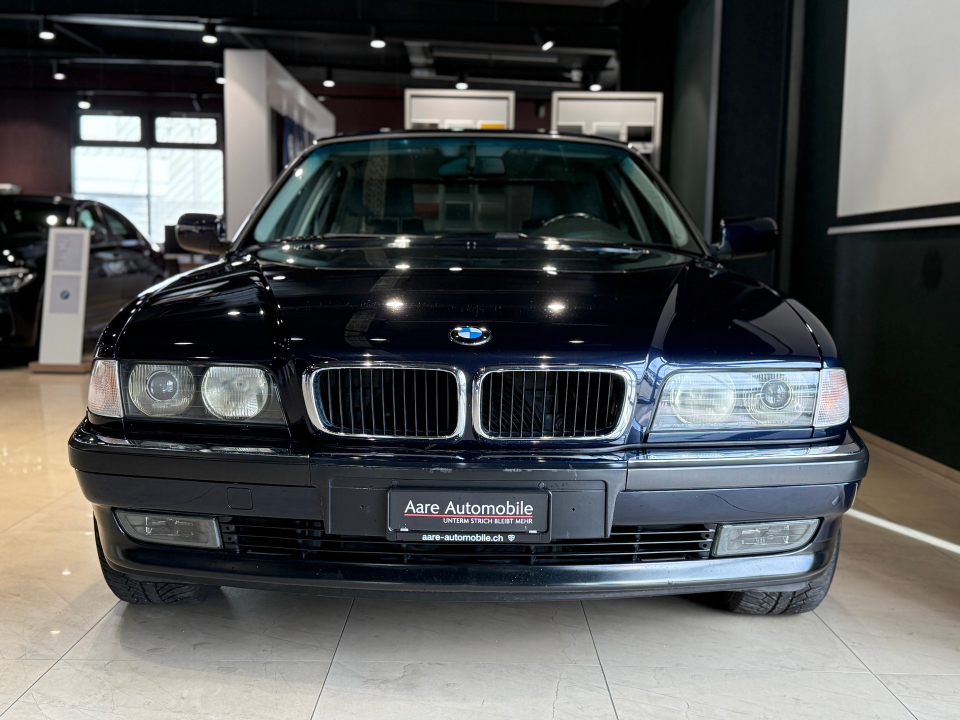 BMW 730i-showroom-element-1