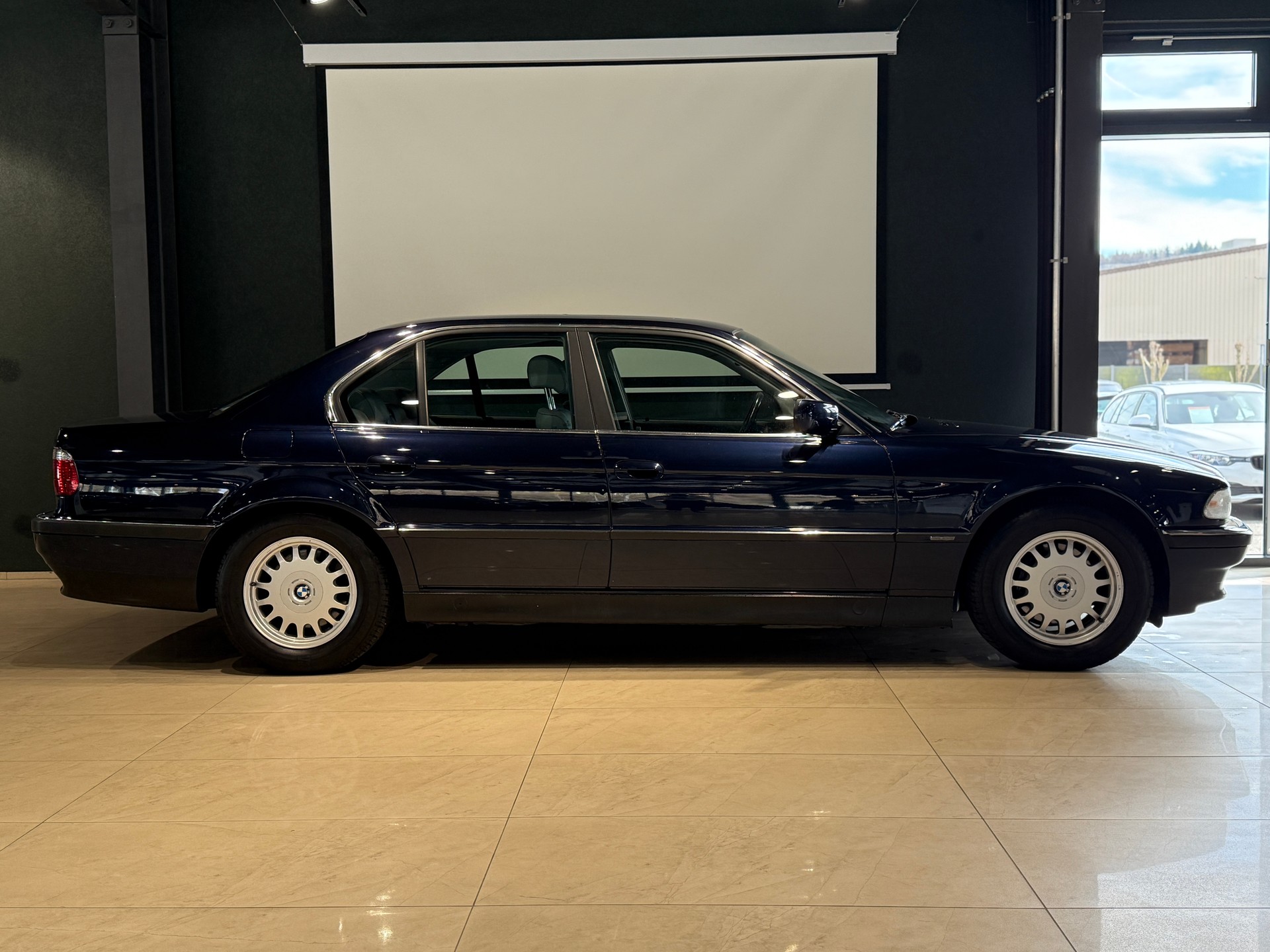 BMW 730i-showroom-element-2