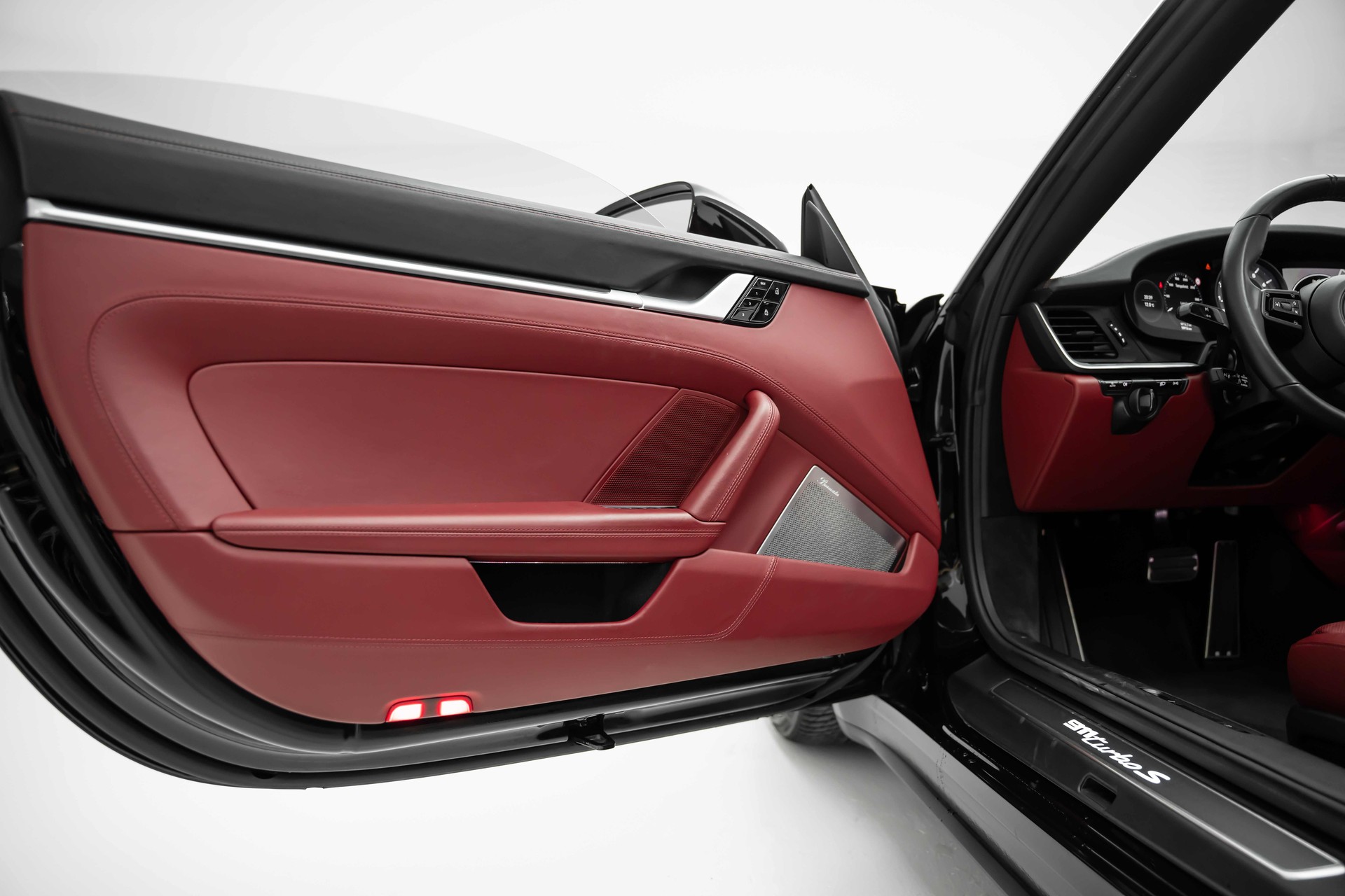 PORSCHE 911 Turbo S Cabriolet PDK-image-14
