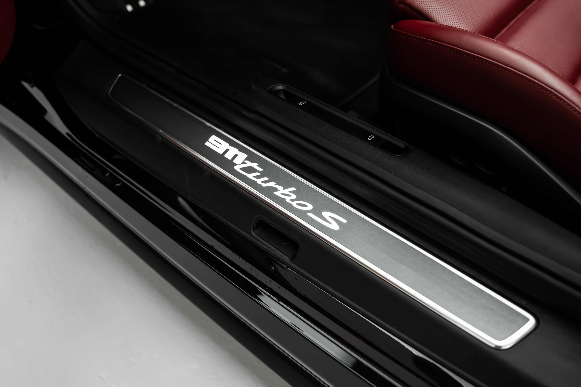 PORSCHE 911 Turbo S Cabriolet PDK-image-18
