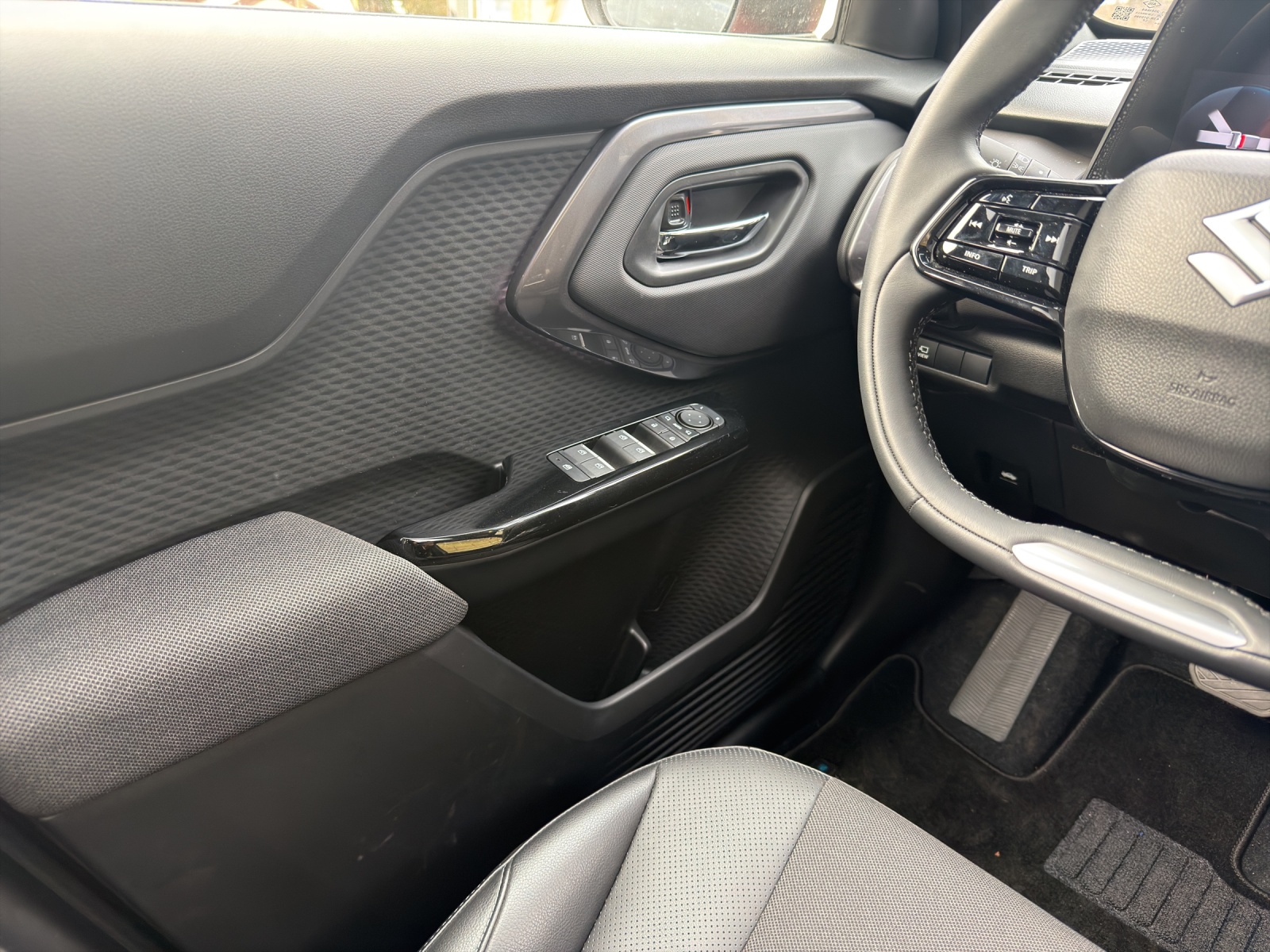 SUZUKI e Vitara Compact Top 4x4 61KWh-image-11
