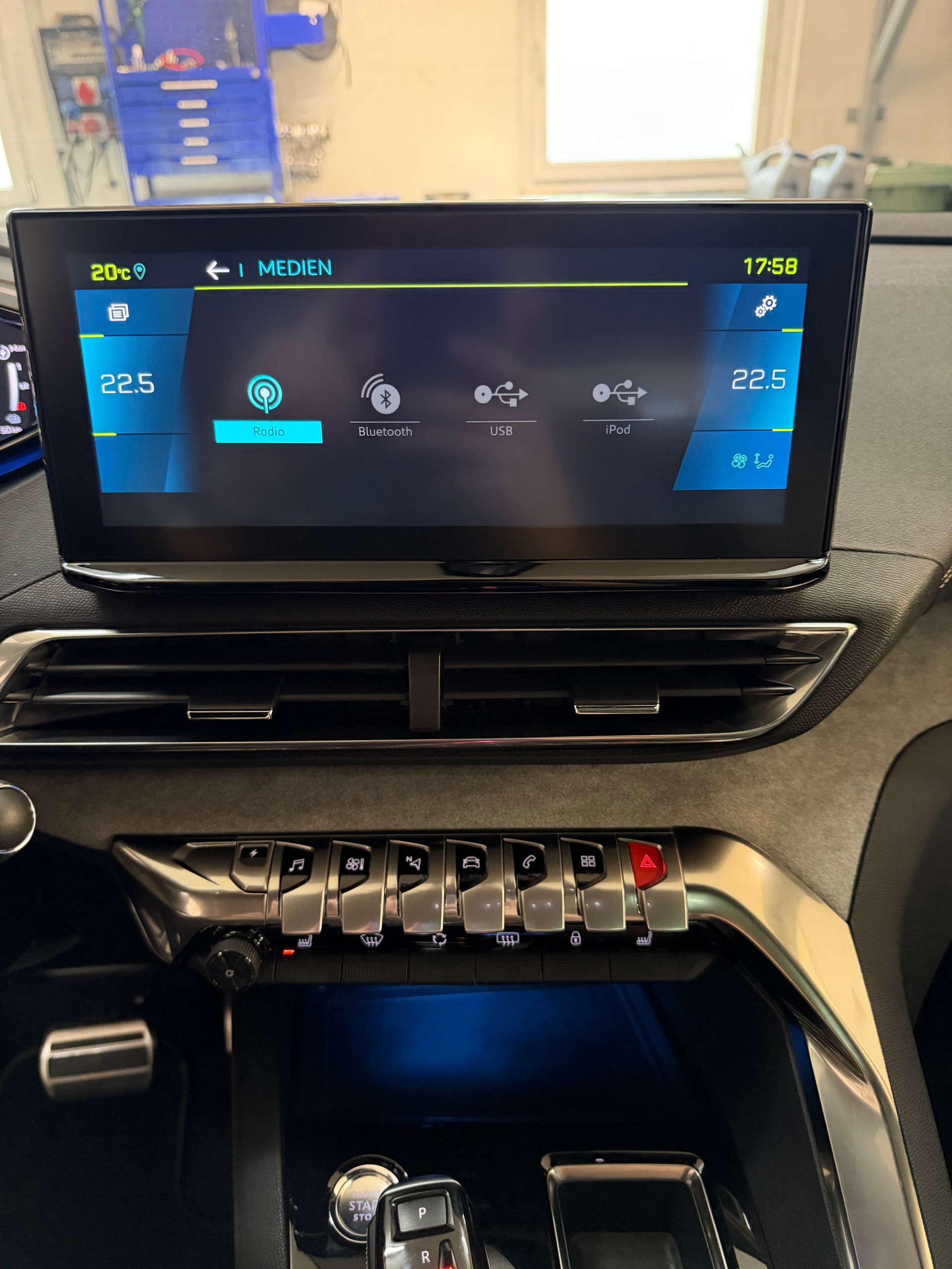 PEUGEOT 3008 300e Hybrid4 GT Pack EAT8-image-14